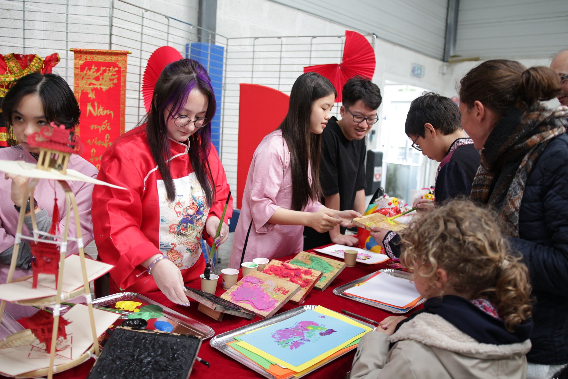 Khám phá quy trình thực hiện một bức tranh dân gian Đông Hồ thu hút sự quan tâm của người dân địa phương.