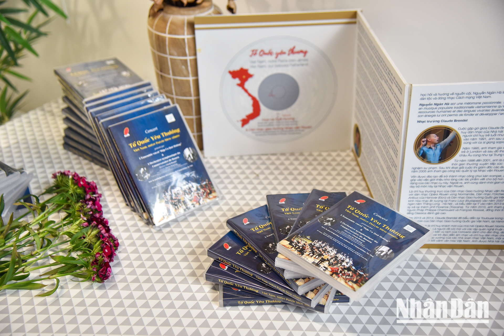 Nhiều ấn phẩm âm nhạc đặc sắc của Hợp ca Quê hương thu hút sự quan tâm của cộng đồng bà con kiều bào Việt Nam tại Pháp. (Ảnh: MINH DUY) Nhiều ấn phẩm âm nhạc đặc sắc của Hợp ca Quê hương thu hút sự quan tâm của cộng đồng bà con kiều bào Việt Nam tại Pháp. (Ảnh: MINH DUY)