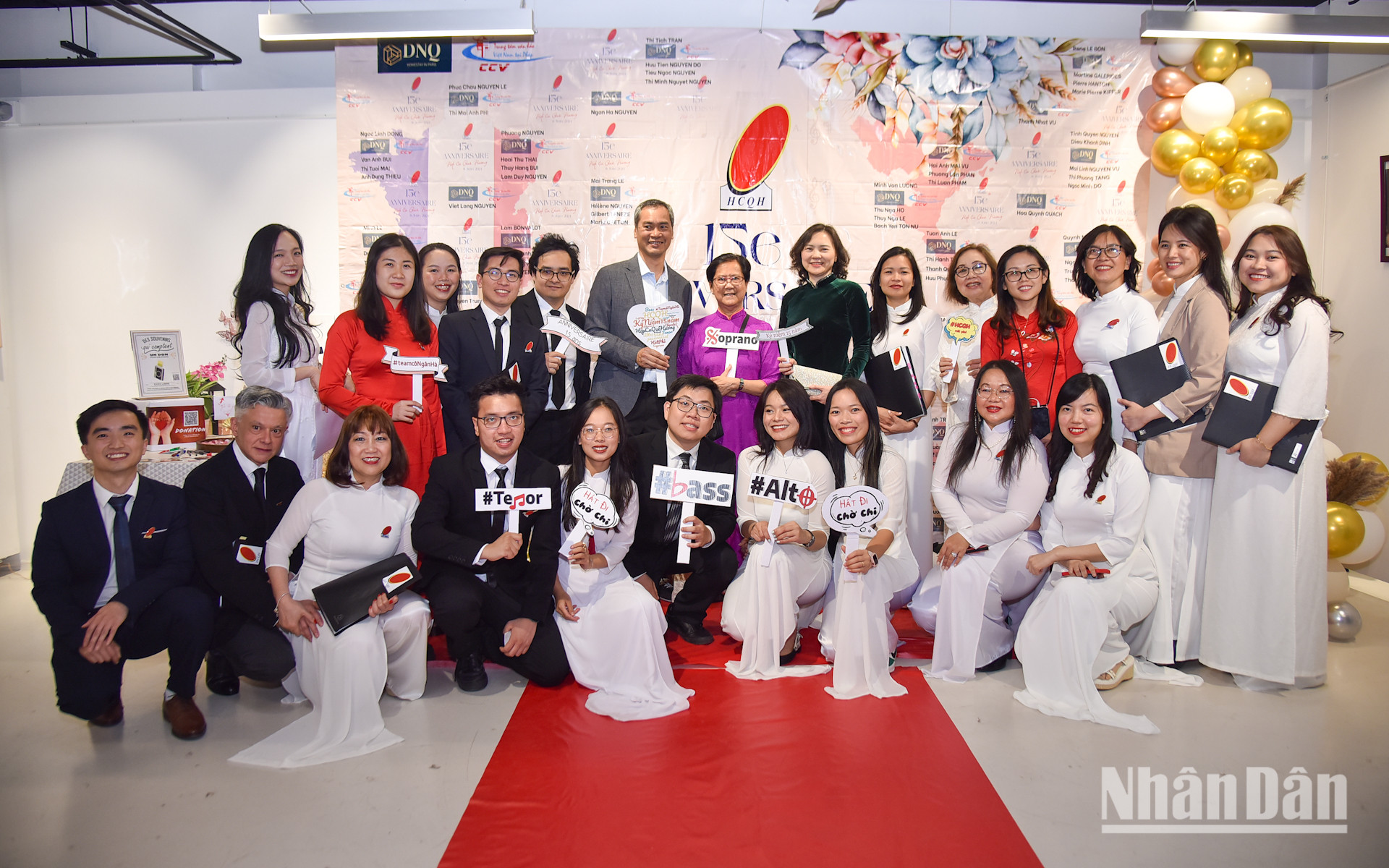 Nhóm Hợp ca Quê hương chụp ảnh lưu niệm cùng Đại sứ-Trưởng phái đoàn Việt Nam thường trực bên cạnh UNESCO Nguyễn Thị Vân Anh (áo dài xanh) và ông Vương Hữu Nhân, Chủ tịch Hội người Việt Nam tại Pháp. (Ảnh: MINH DUY) Nhóm Hợp ca Quê hương chụp ảnh lưu niệm cùng Đại sứ-Trưởng phái đoàn Việt Nam thường trực bên cạnh UNESCO Nguyễn Thị Vân Anh (áo dài xanh) và ông Vương Hữu Nhân, Chủ tịch Hội người Việt Nam tại Pháp. (Ảnh: MINH DUY)