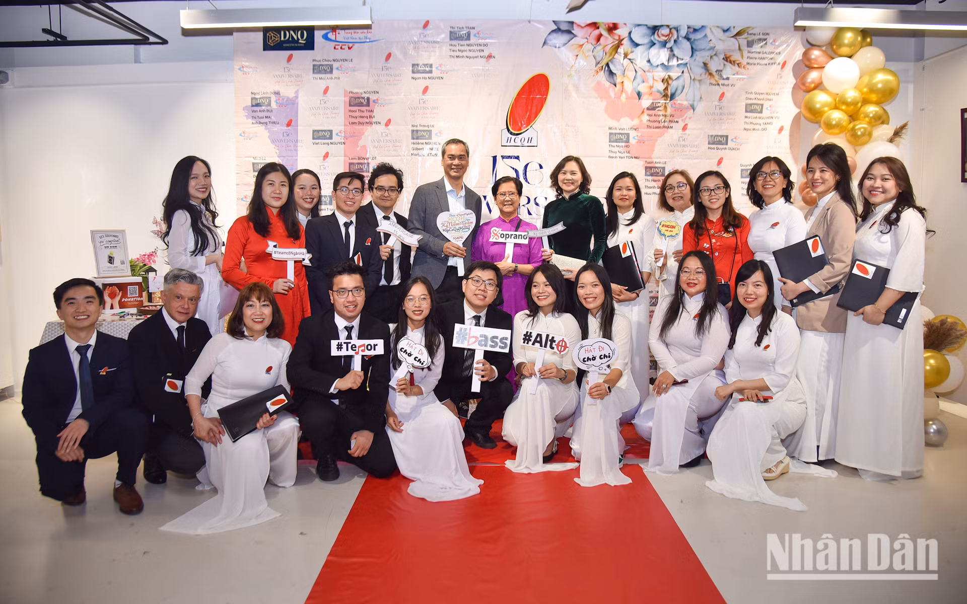 Nhóm Hợp ca Quê hương chụp ảnh lưu niệm cùng Đại sứ-Trưởng phái đoàn Việt Nam thường trực bên cạnh UNESCO Nguyễn Thị Vân Anh (áo dài xanh) và ông Vương Hữu Nhân, Chủ tịch Hội người Việt Nam tại Pháp. (Ảnh: MINH DUY)