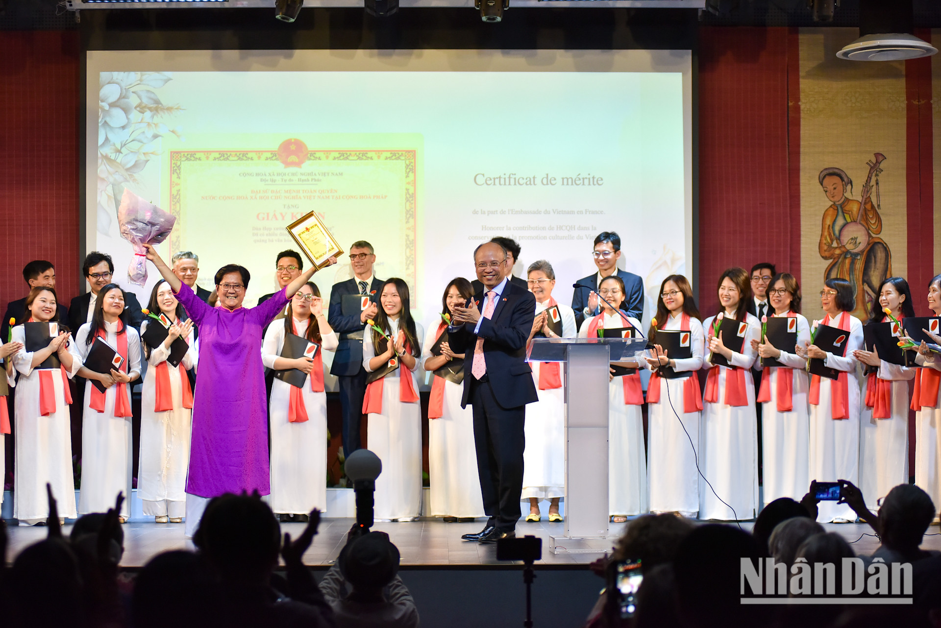 Hợp ca Quê hương nhận giấy khen của Đại sứ quán Việt Nam tại Pháp từ những nỗ lực thúc đẩy quảng bá văn hóa, âm nhạc, nghệ thuật Việt Nam tại nước sở tại. (Ảnh: KHẢI HOÀN) Hợp ca Quê hương nhận giấy khen của Đại sứ quán Việt Nam tại Pháp từ những nỗ lực thúc đẩy quảng bá văn hóa, âm nhạc, nghệ thuật Việt Nam tại nước sở tại. (Ảnh: KHẢI HOÀN)