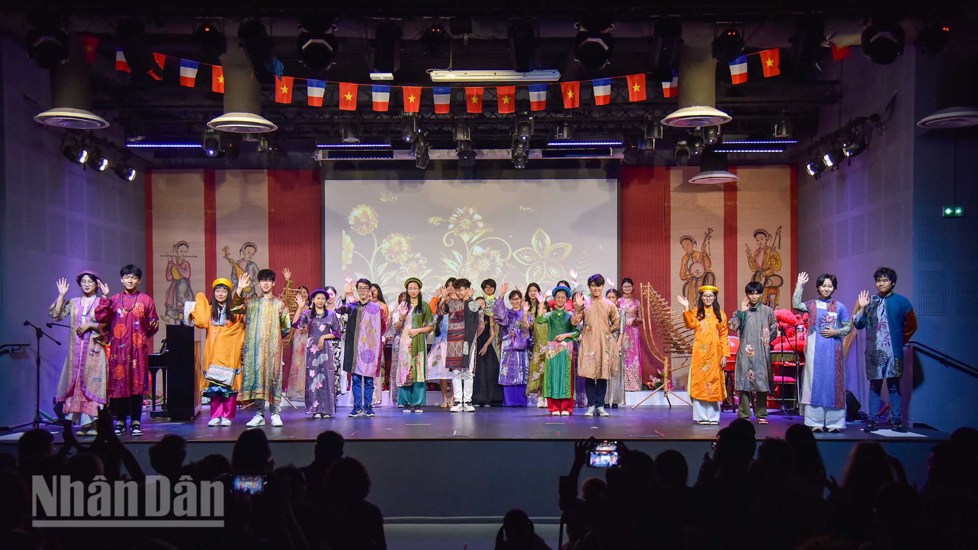 Các bạn trẻ Việt Nam đến từ nhiều nước trên thế giới tham gia tổ chức các hoạt động văn hóa tại sự kiện. Các tiết mục tôn vinh văn hóa Việt Nam nhận được tán thưởng nồng nhiệt của bạn bè và du khách quốc tế. (Ảnh: KHẢI HOÀN)