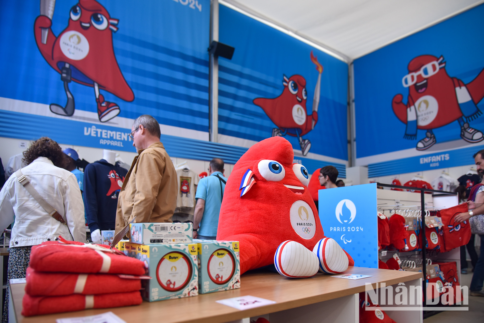 Các mặt hàng đa dạng và phong phú, từ những chiếc áo phông, mũ lưỡi trai, thú nhồi bông, linh vật Thế vận hội chiếc mũ Phryge, đồng hồ, ghim cài áo, vòng đeo tay, bình giữ nhiệt, cho tới ba lô, túi xách hay ô đi mưa.