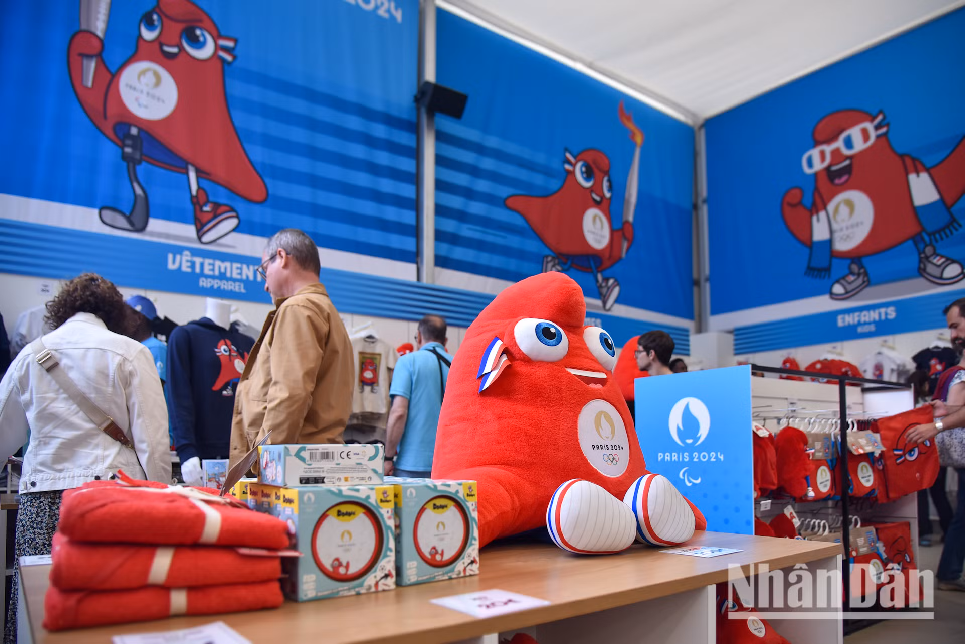 Các mặt hàng đa dạng và phong phú, từ những chiếc áo phông, mũ lưỡi trai, thú nhồi bông, linh vật Thế vận hội chiếc mũ Phryge, đồng hồ, ghim cài áo, vòng đeo tay, bình giữ nhiệt, cho tới ba lô, túi xách hay ô đi mưa.