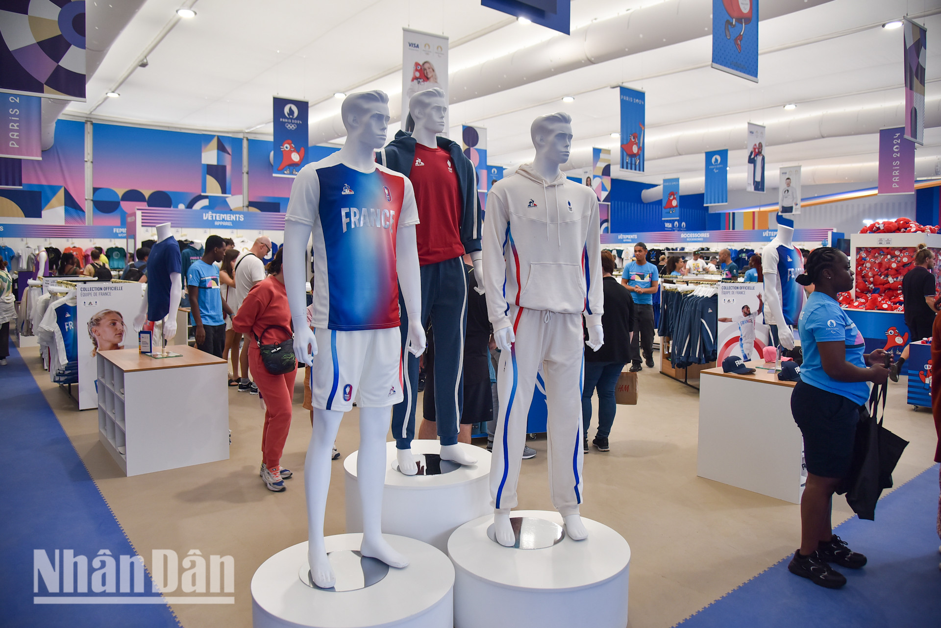 Cửa hàng ước tính tiếp đón 10.000 lượt khách mỗi ngày, với hàng nghìn mặt hàng đa dạng và phong phú, mang theo hình ảnh linh vật của mùa giải Thế vận hội năm nay.