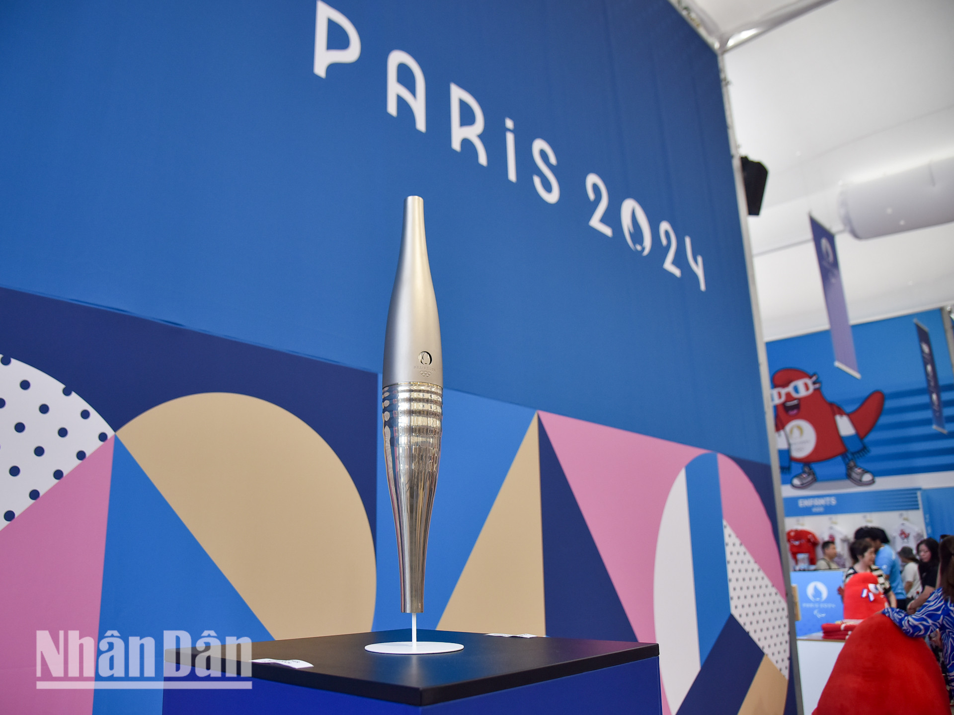 Một phần doanh thu của cửa hàng sẽ được dùng để hỗ trợ cho công tác tổ chức Thế vận hội Olympic và Paralympic 2024. Cửa hàng sẽ mở cửa cho tới hết ngày 15/9.