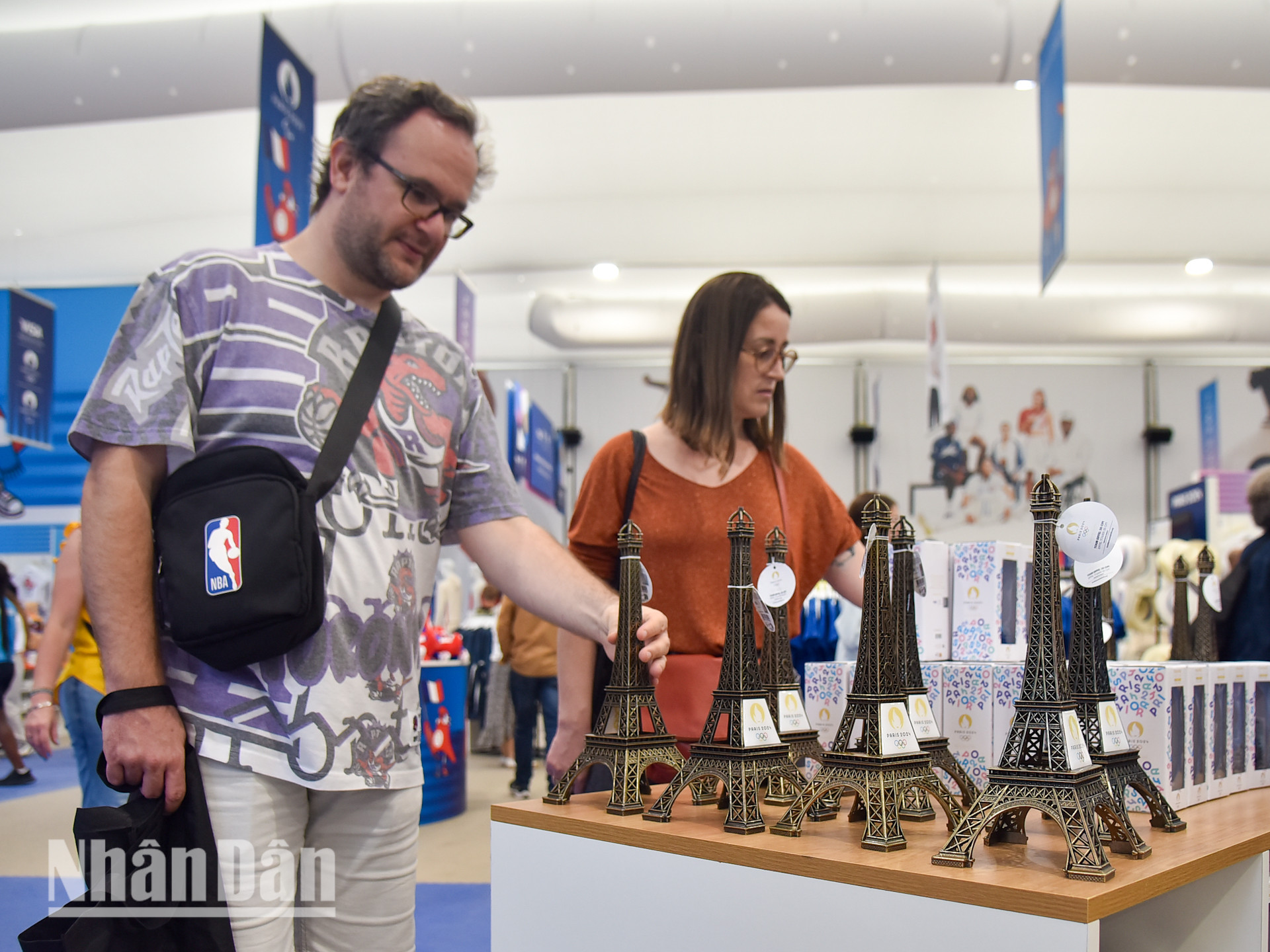 Có không ít những khách hàng có dịp ghé qua thành phố Paris tại thời điểm này, nhưng sẽ phải rời đi trước khi sự kiện khai mạc Thế vận hội diễn ra. "Chúng tôi tranh thủ mua một vài món đồ để lưu giữ kỷ niệm tại Paris, nhất là trong dịp đặc biệt như thế này", anh Felix, khách du lịch Mỹ cho biết.