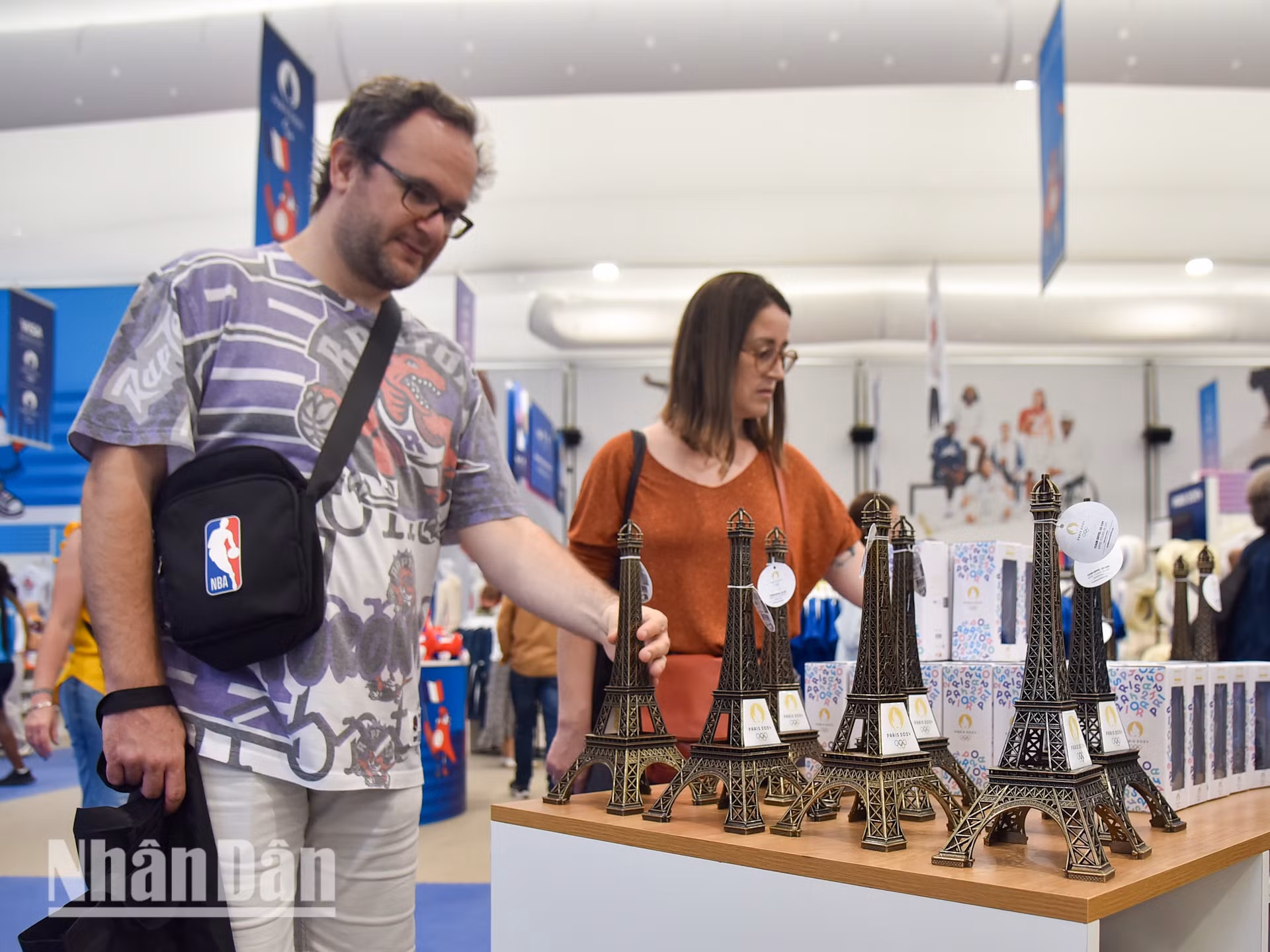 Có không ít những khách hàng có dịp ghé qua thành phố Paris tại thời điểm này, nhưng sẽ phải rời đi trước khi sự kiện khai mạc Thế vận hội diễn ra. "Chúng tôi tranh thủ mua một vài món đồ để lưu giữ kỷ niệm tại Paris, nhất là trong dịp đặc biệt như thế này", anh Felix, khách du lịch Mỹ cho biết.