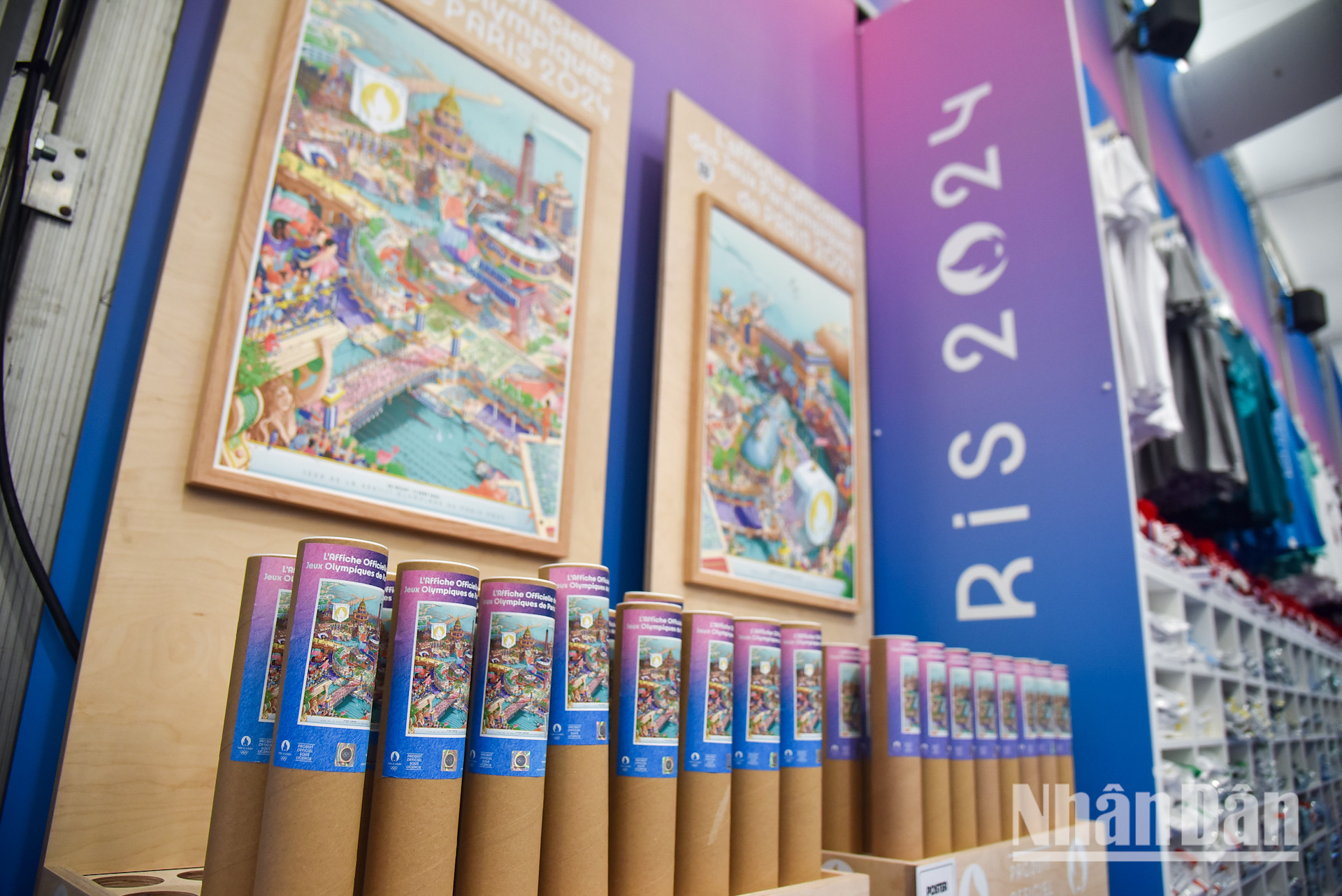 Cửa hàng đồ lưu niệm Thế vận hội Olympic 2024 mang tới cho khách hàng những trải nghiệm khó quên với 20% sản phẩm được bày bán hoàn toàn độc quyền mà không thể tìm thấy ở nơi nào khác.