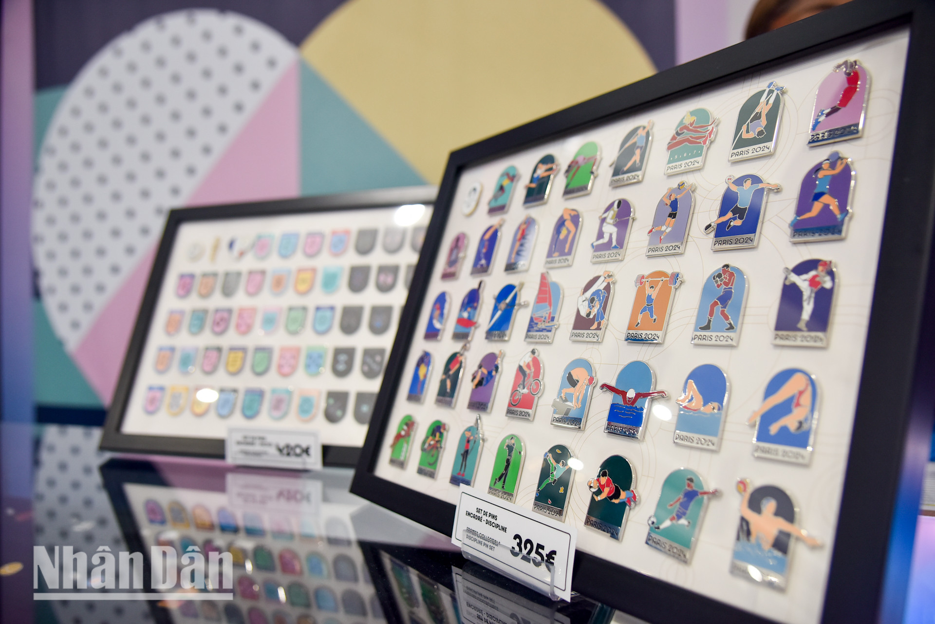 Chỉ với 5 euro cho một chiếc vòng tay hay một chiếc bút, hay những sản phẩm lưu niệm với giá trị lên đến hàng trăm euro, trên các quầy hàng sẽ luôn có sẵn những sản phẩm phù hợp với nhu cầu của từng khách hàng.