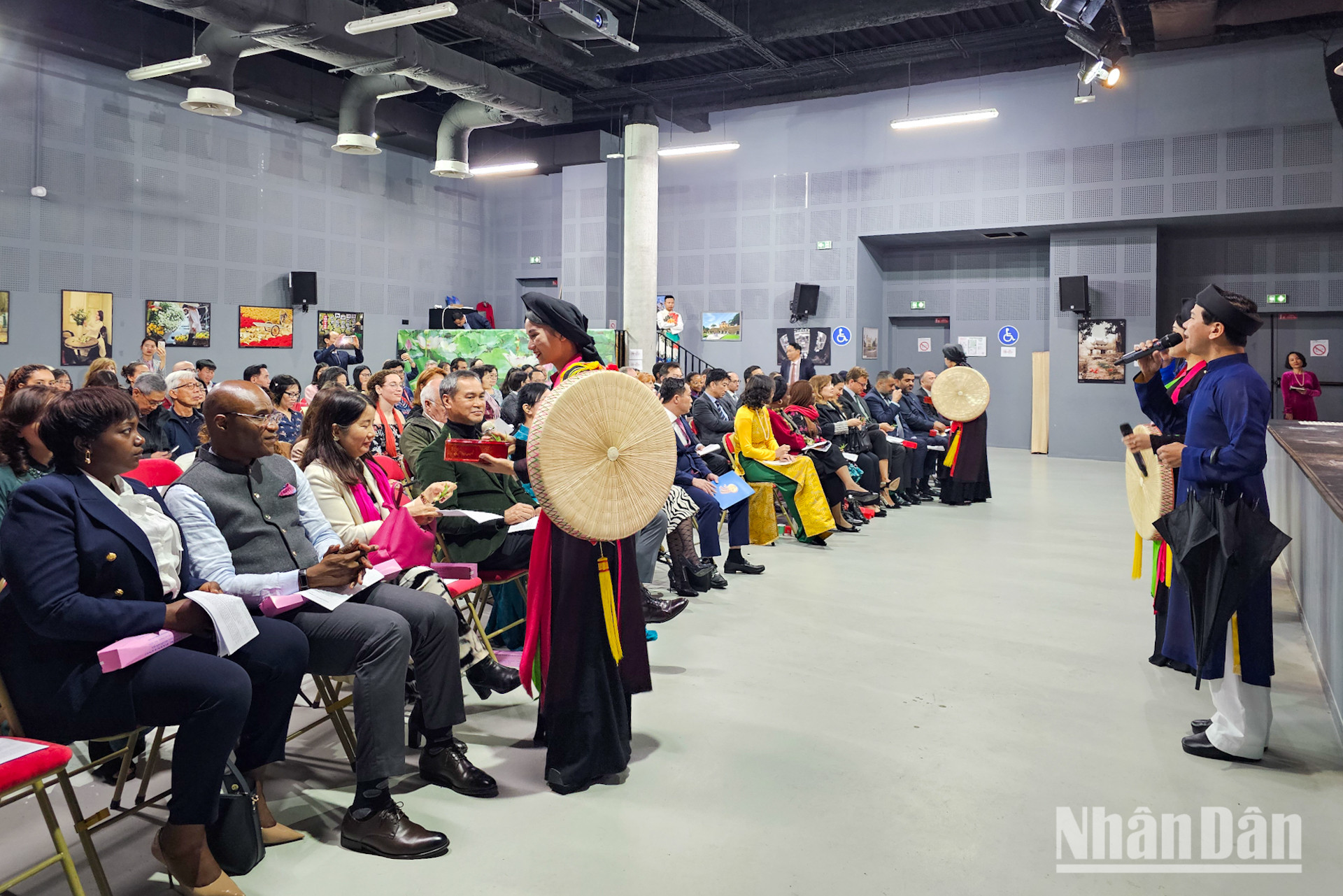 “Đêm Văn hóa Bắc Ninh - Kinh Bắc” để lại nhiều ấn tượng tốt đẹp trong lòng bạn bè quốc tế. (Ảnh: KHẢI HOÀN)