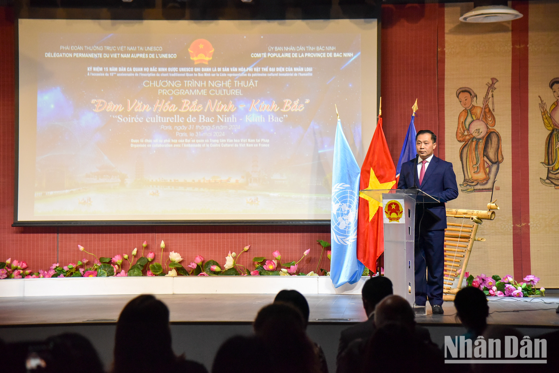 Ông Trịnh Hữu Hùng, Giám đốc Sở Văn hóa, Thể thao và Du lịch tỉnh Bắc Ninh giới thiệu tranh dân gian Đông Hồ tới cộng đồng quốc tế. (Ảnh: MINH DUY)