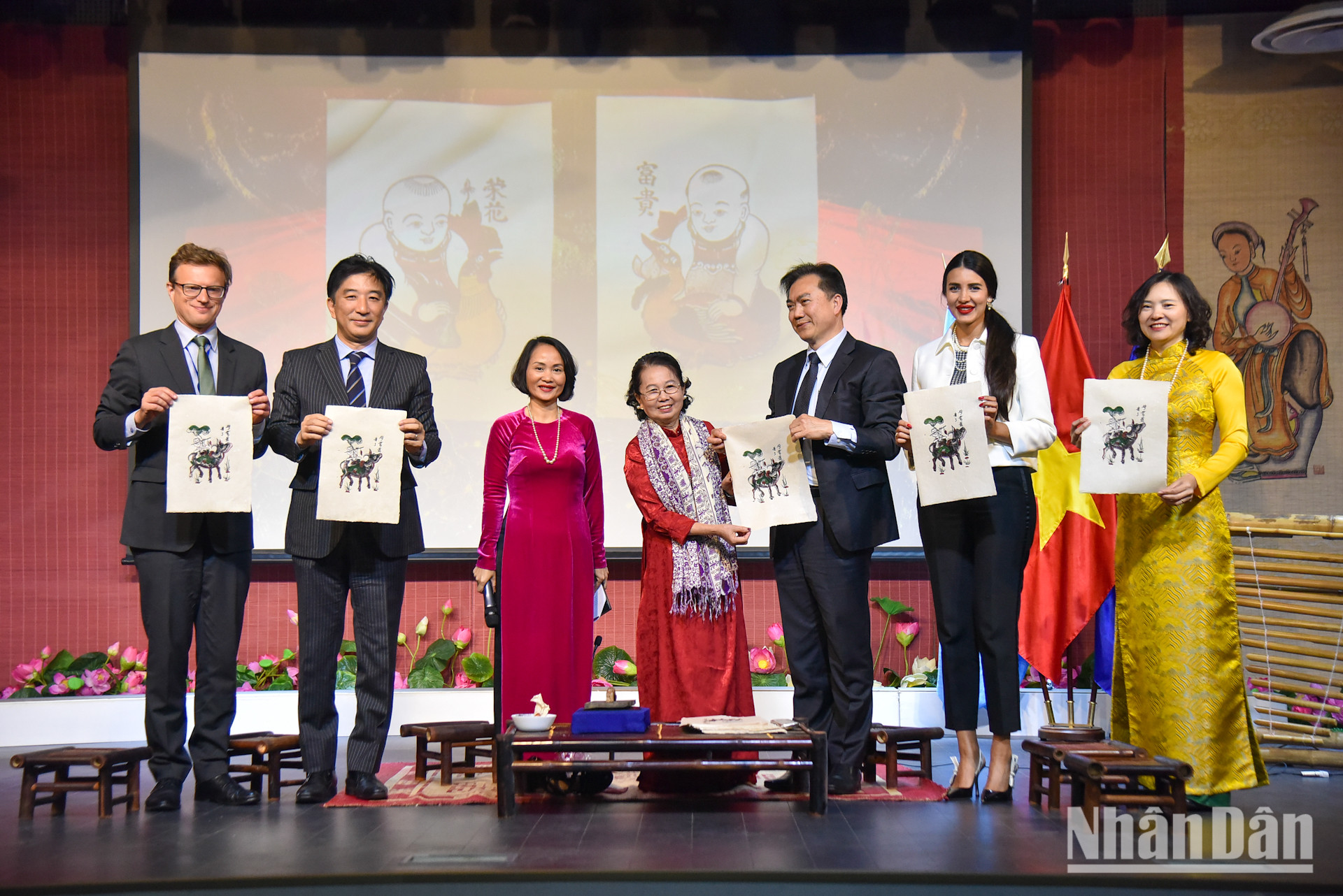 Sau chương trình, tất cả đại biểu tham dự đều mang theo về những bức tranh Đông Hồ của Việt Nam cho chính tay mình thực hiện. (Ảnh: MINH DUY)