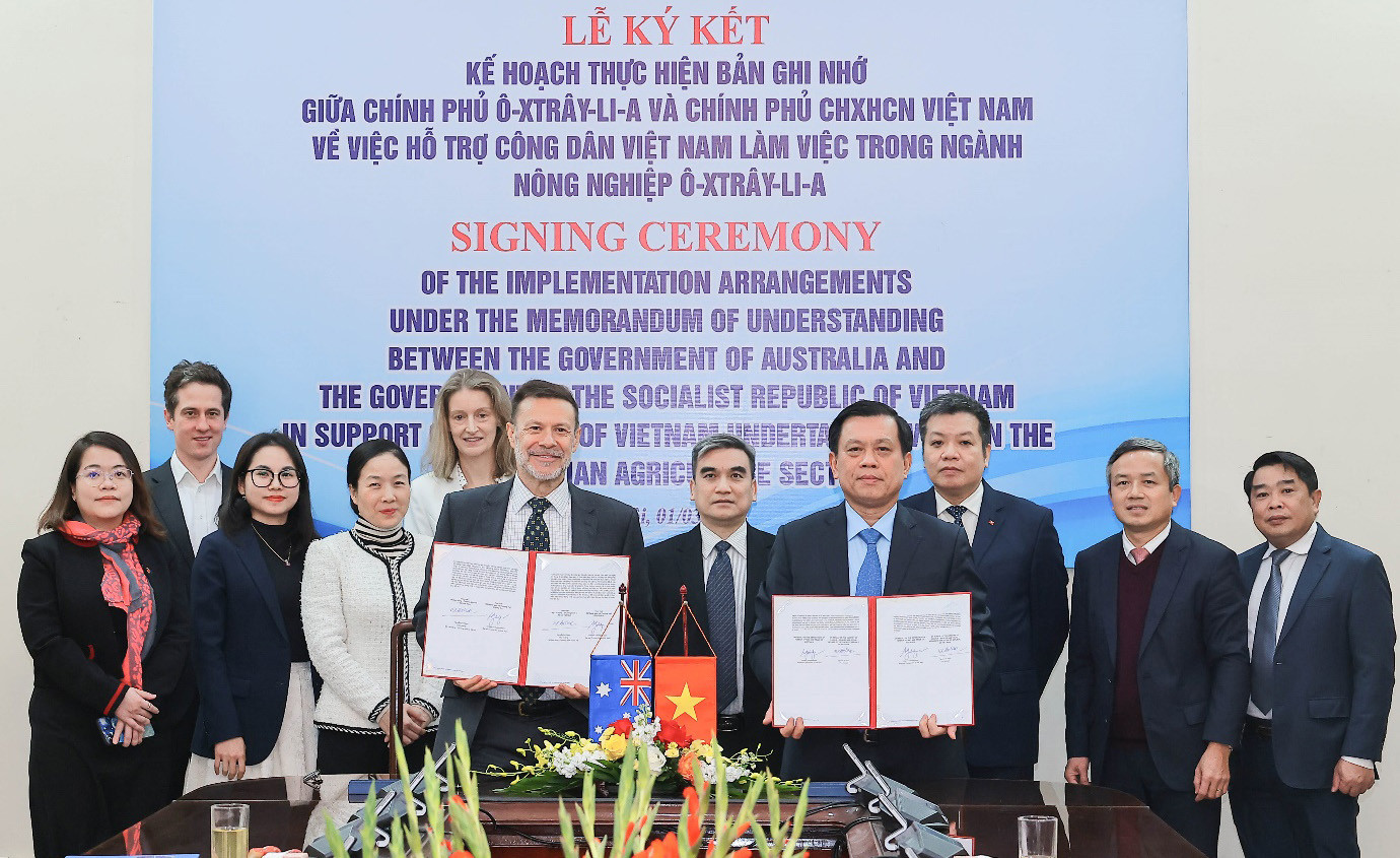 Ngày 1/3/2024, Thứ trưởng Lao động-Thương binh và Xã hội Nguyễn Bá Hoan và Đại sứ Australia tại Việt Nam Andrew Goledzinowski ký Bản ghi nhớ hợp tác hỗ trợ công dân Việt Nam sang Australia làm việc trong ngành nông nghiệp. (Ảnh: Molisa)
