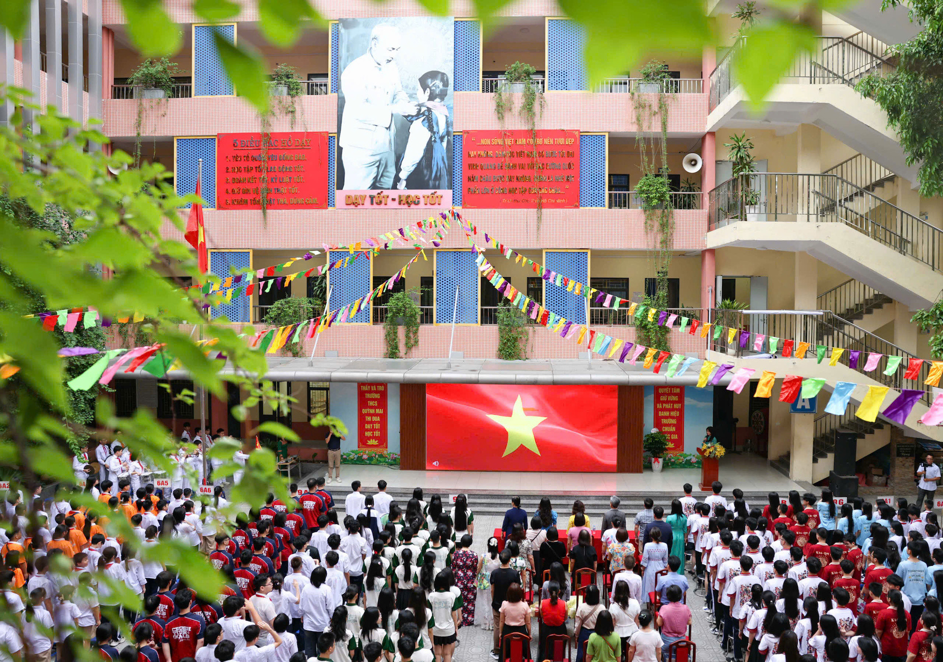 Toàn trường nghiêm trang Chào cờ trong lễ bế giảng.