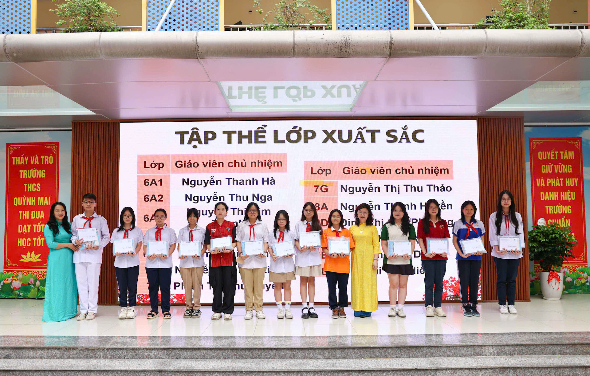 Khen thưởng học sinh có thành tích xuất sắc trong học tập.