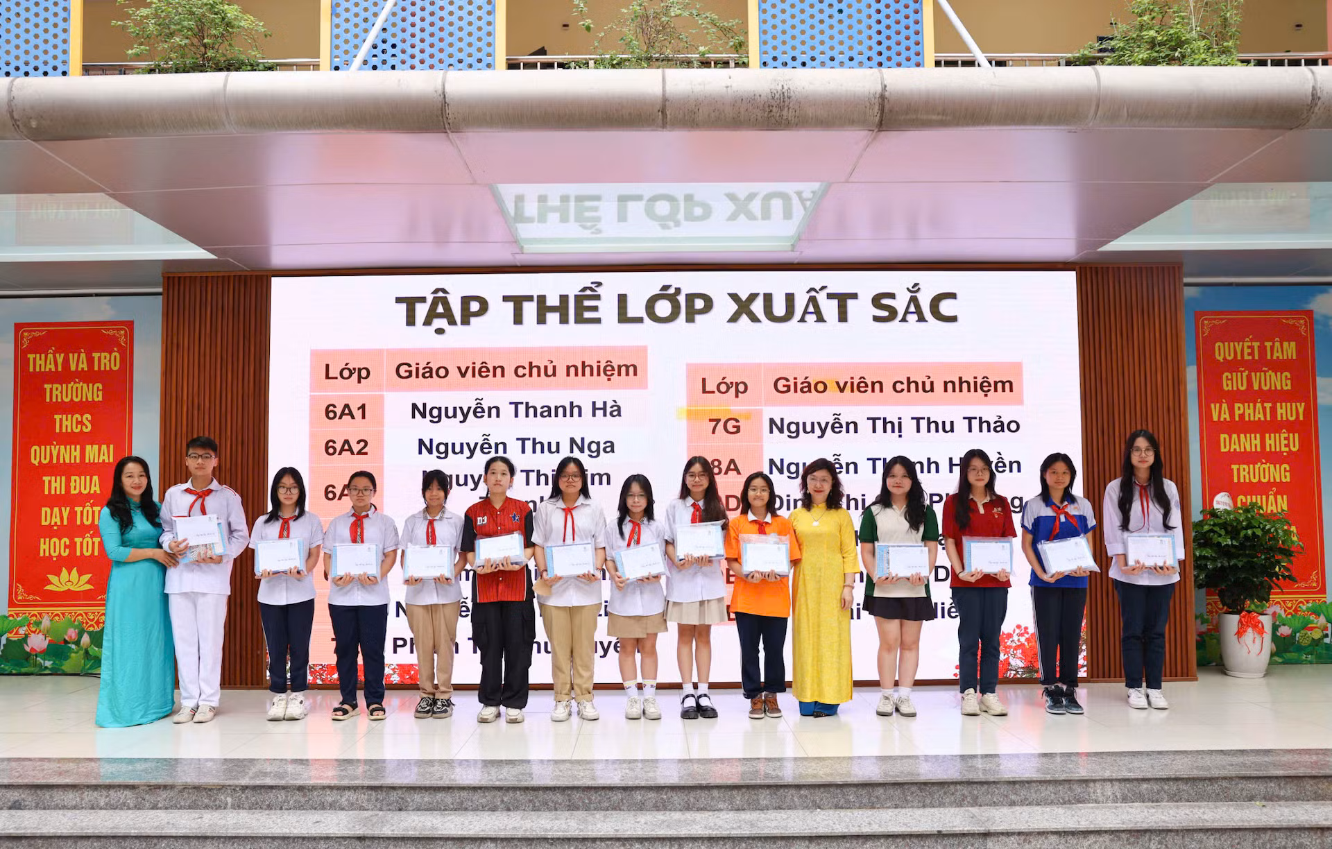 Khen thưởng học sinh có thành tích xuất sắc trong học tập.