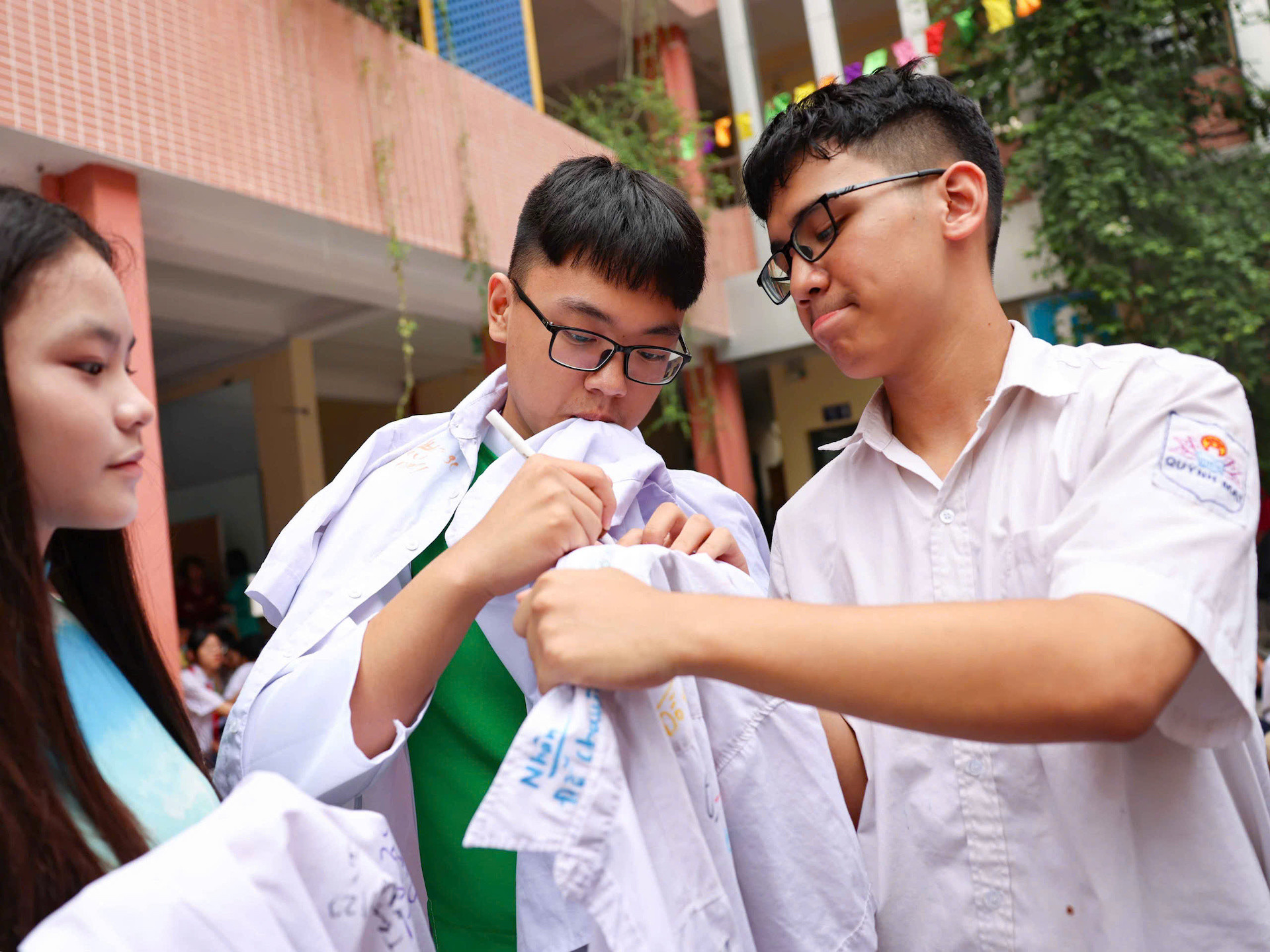 Những người bạn học trao cho nhau lời chúc tốt đẹp nhất.