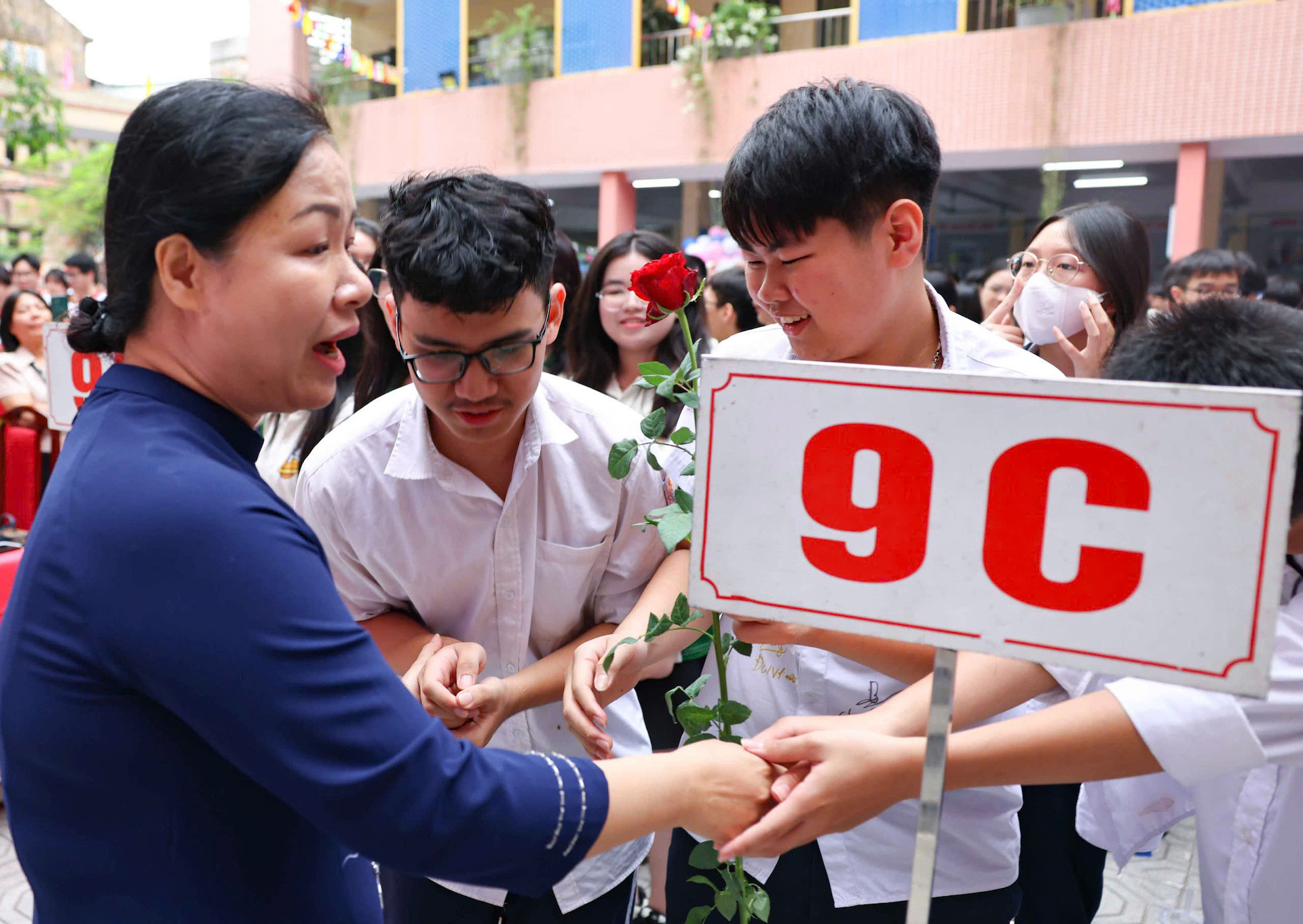 Thầy cô dành thật nhiều sự quan tâm với học sinh khối lớp 9, chúc các em có sự chuẩn bị tốt nhất cho Kỳ thi vào lớp 10 sắp tới.