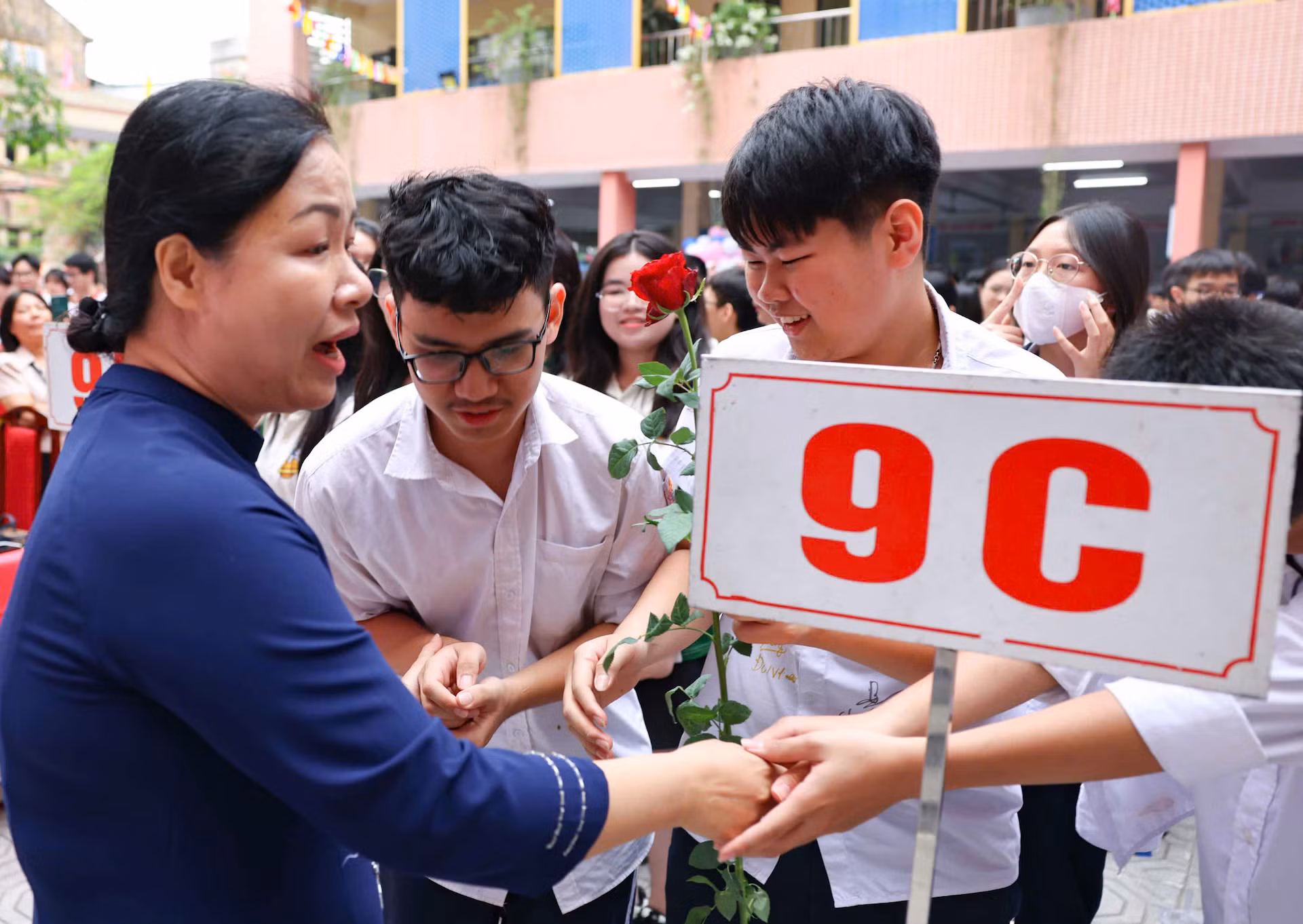 Thầy cô dành thật nhiều sự quan tâm với học sinh khối lớp 9, chúc các em có sự chuẩn bị tốt nhất cho Kỳ thi vào lớp 10 sắp tới.