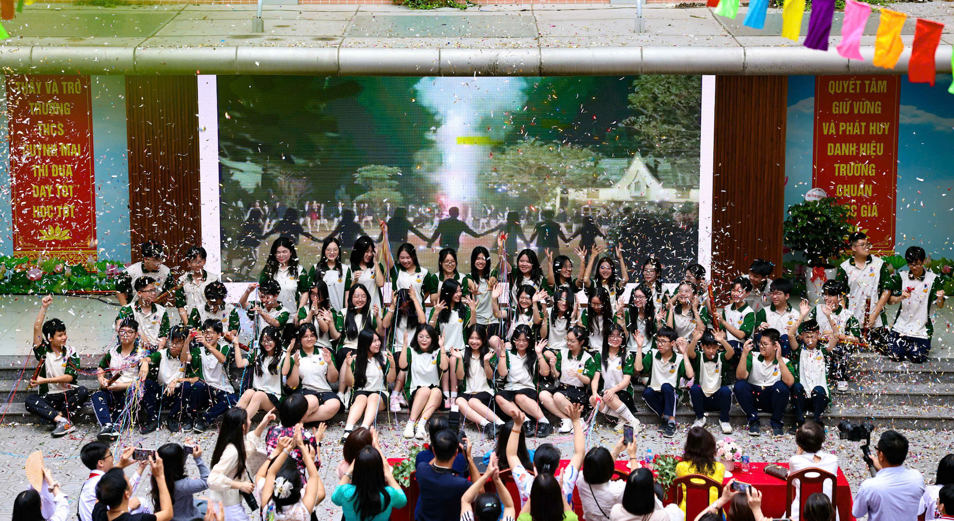 Học sinh trong buổi lễ bế giảng năm học.