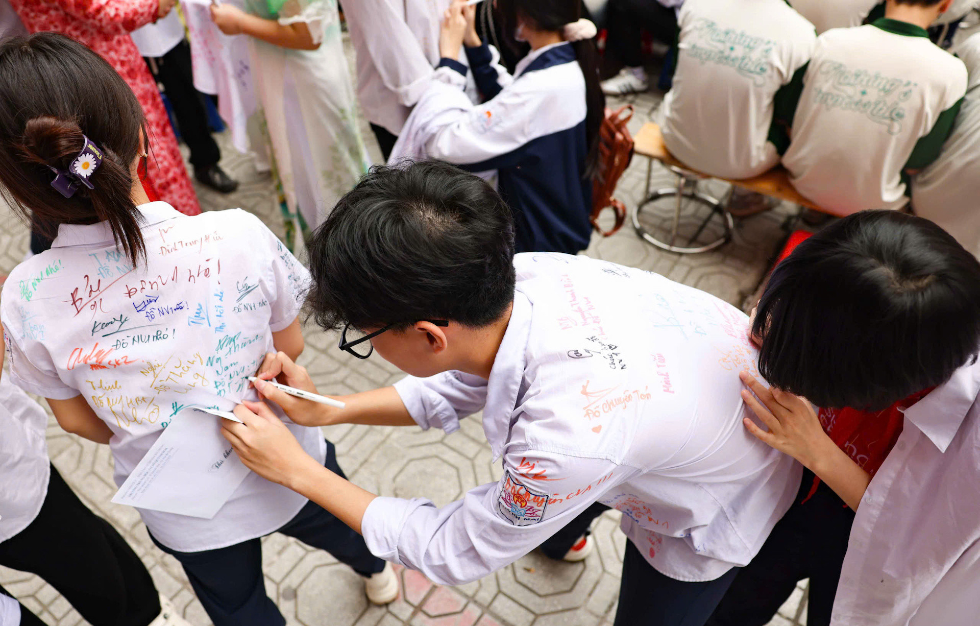 Các em thể hiện tình cảm yêu mến, biết ơn với thầy cô, bè bạn và cùng chúc nhau đạt được ước nguyện đỗ vào lớp 10 ở ngôi trường mơ ước.