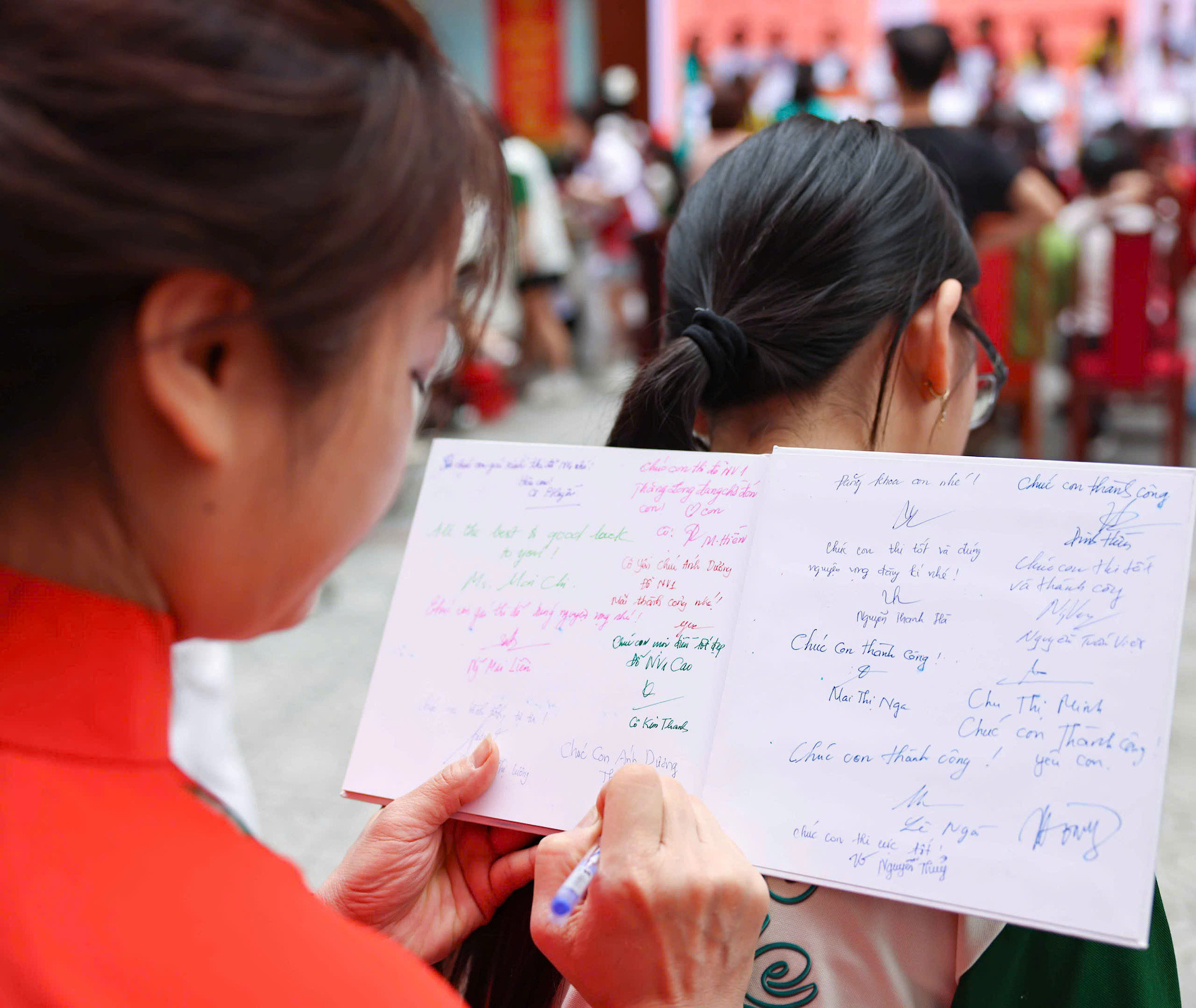 Bốn năm học với biết bao kỷ niệm cùng thầy cô, bè bạn.