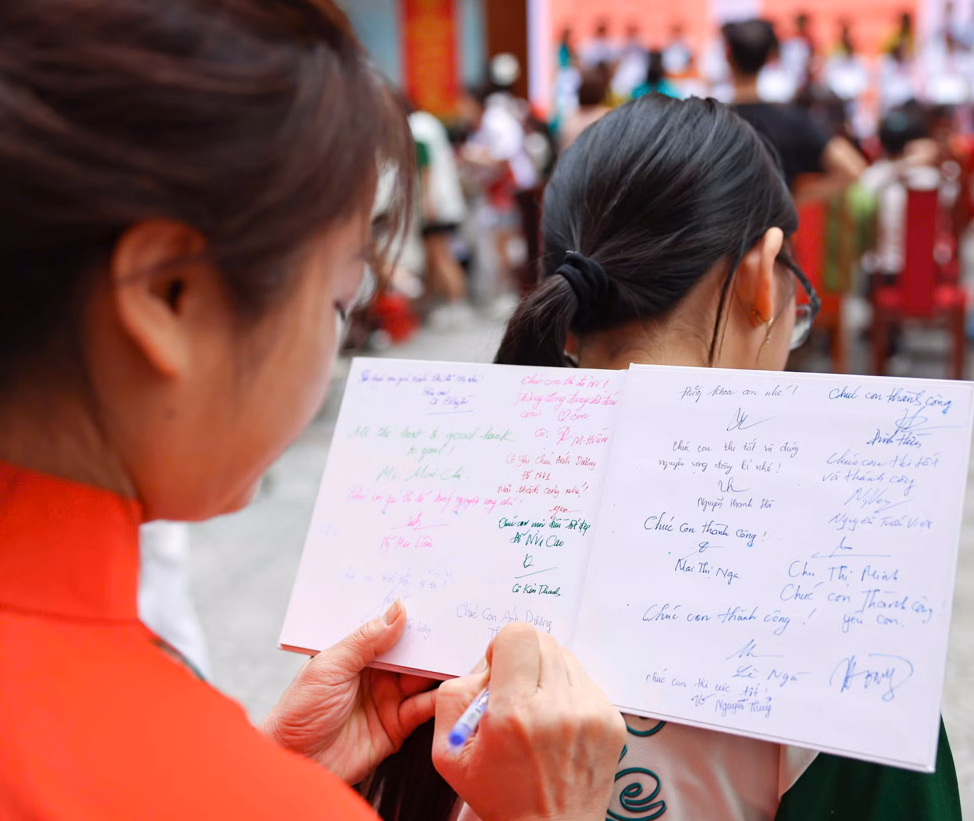 Bốn năm học với biết bao kỷ niệm cùng thầy cô, bè bạn.