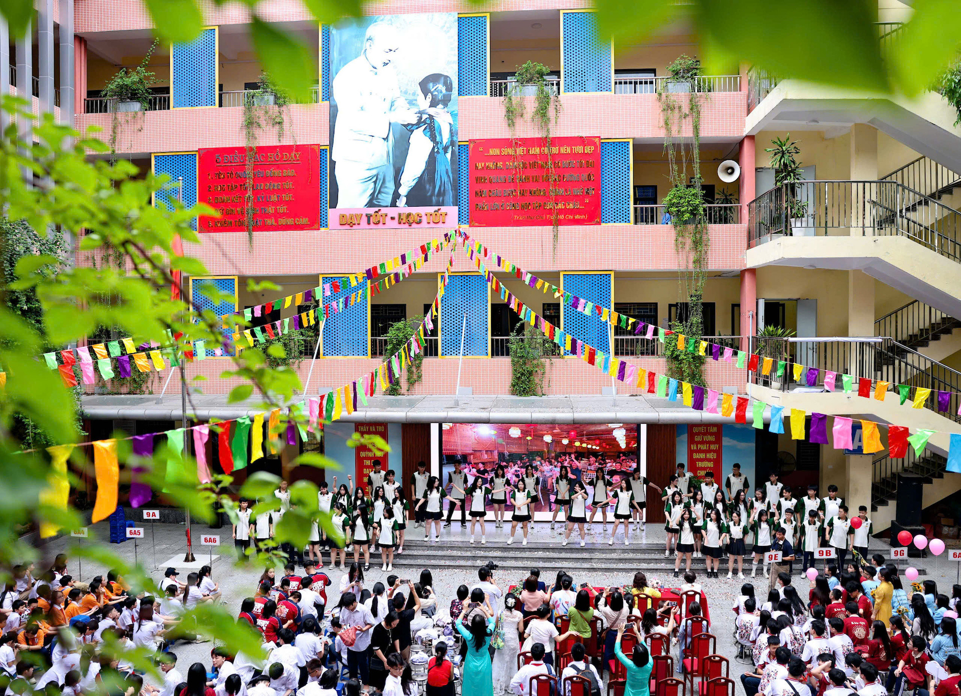 Khung cảnh lễ bế giảng năm học 2024-2025 tại Trường trung học cơ sở Quỳnh Mai