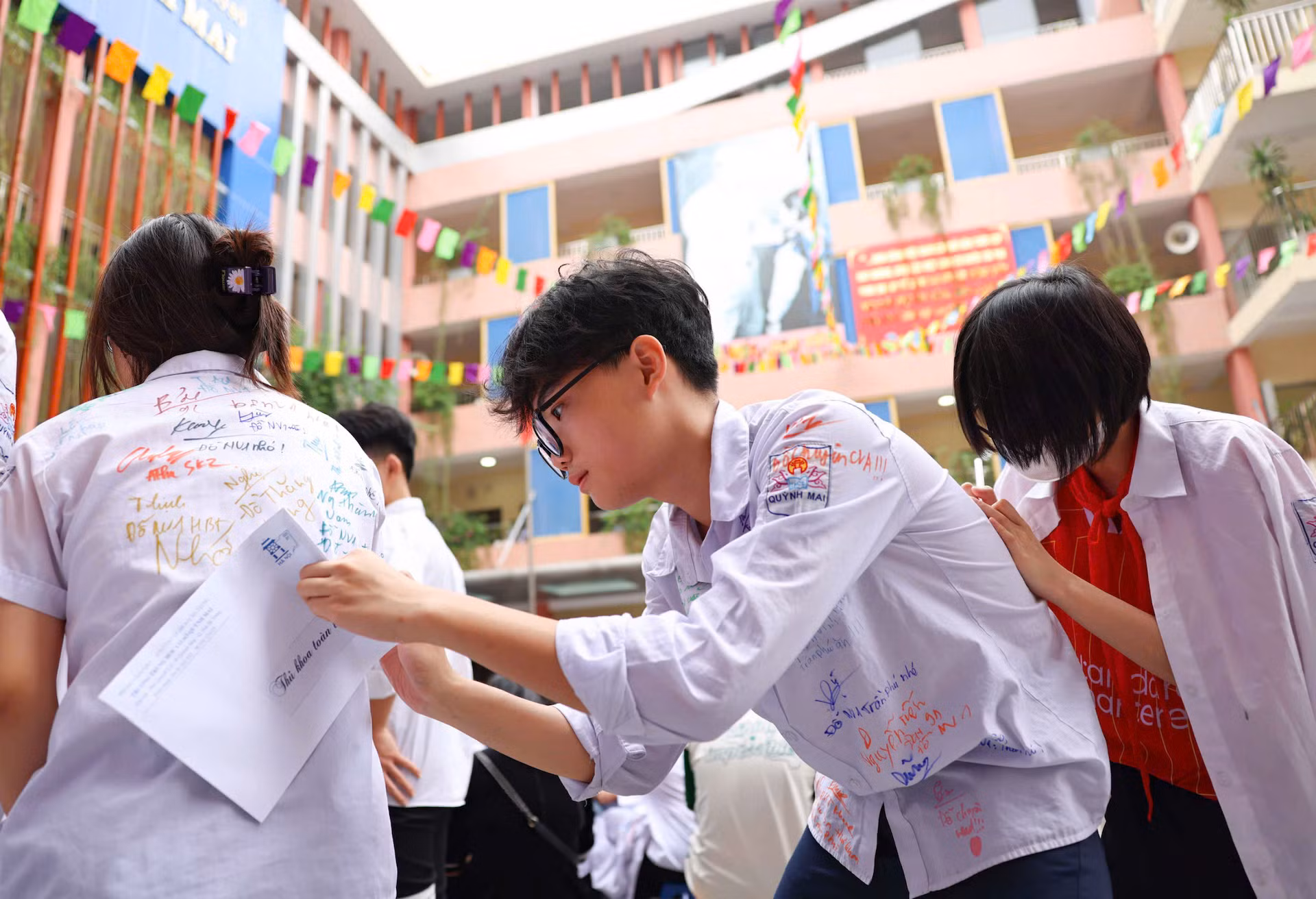 Hẹn nhau cùng đạt được thành tích tốt nhất trên con đường tiếp theo.