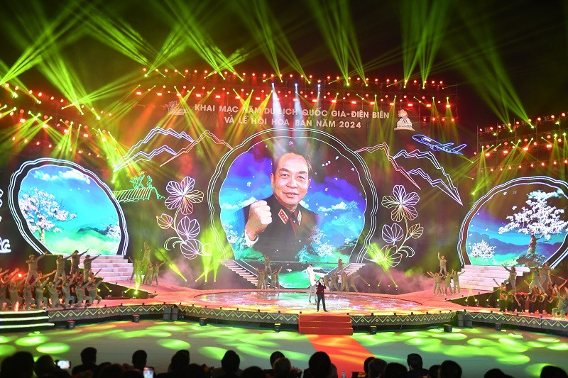 Chương trình nghệ thuật gồm các tiết mục khắc ghi công lao hy sinh, cống hiến của các thế hệ cha anh trong chiến dịch Điện Biên Phủ... Chương trình nghệ thuật gồm các tiết mục khắc ghi công lao hy sinh, cống hiến của các thế hệ cha anh trong chiến dịch Điện Biên Phủ...