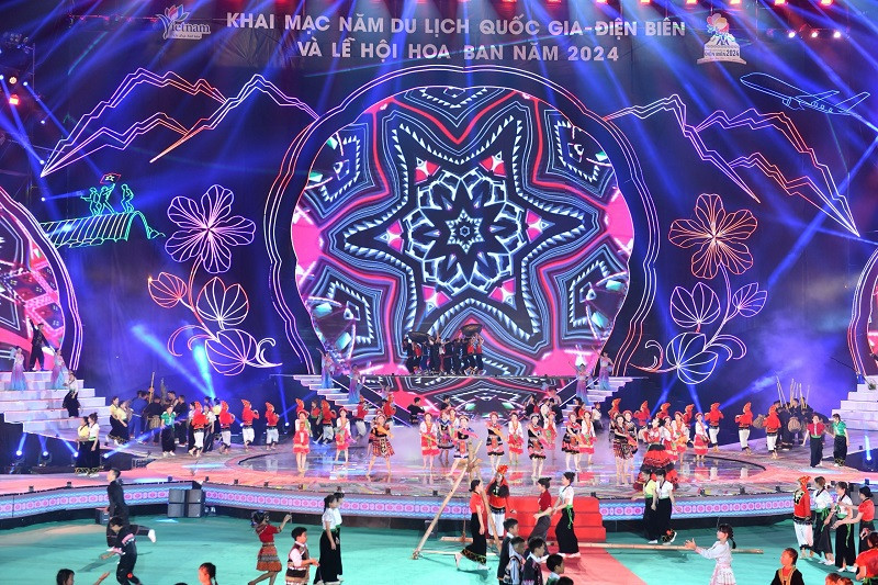 Văn hóa độc đáo các dân tộc, các vùng miền trong cả nước được khắc họa đậm nét qua các tiết mục. Văn hóa độc đáo các dân tộc, các vùng miền trong cả nước được khắc họa đậm nét qua các tiết mục.