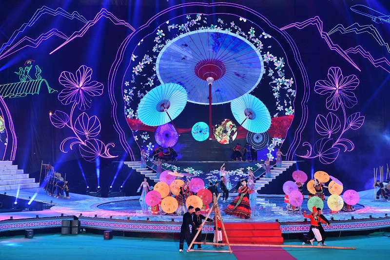 Không gian văn hóa các dân tộc vùng cao, vùng đồng bào dân tộc thiểu số được phác họa đậm nét qua các tiết mục nghệ thuật tại Lễ khai mạc. Không gian văn hóa các dân tộc vùng cao, vùng đồng bào dân tộc thiểu số được phác họa đậm nét qua các tiết mục nghệ thuật tại Lễ khai mạc.