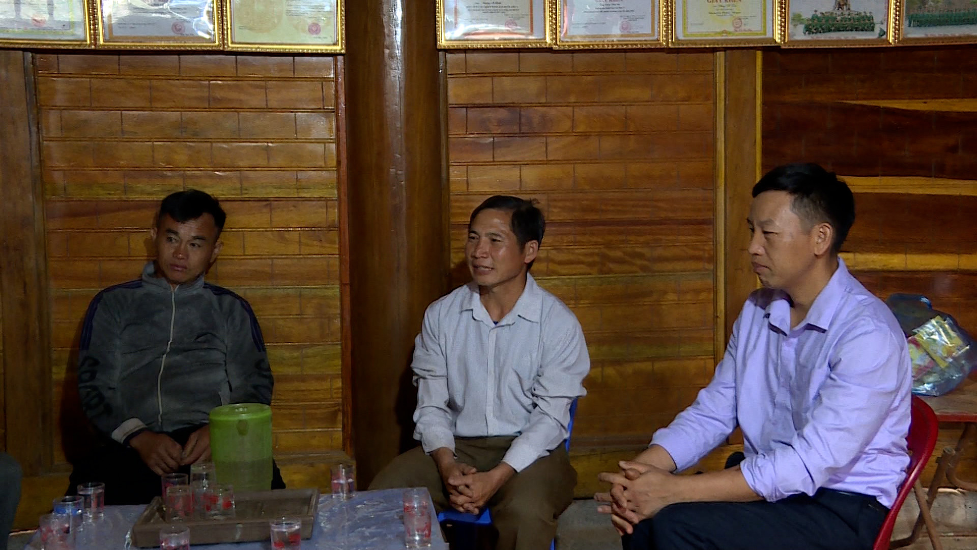 Ông Sùng Vảng Say (ở giữa) về từng nhà thăm hỏi, động viên nhân dân tích cực phát triển kinh tế, góp sức xây dựng nông thôn mới.