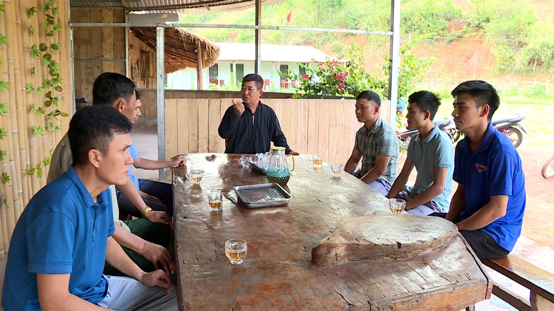 Ông Lỳ Xuyến Phù (người ngồi giữa) cùng nhân dân bản A Pa Chải lập kế hoạch đi tuần tra bảo vệ biên cương.