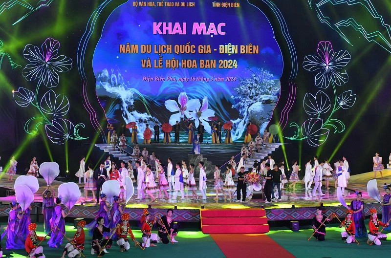 Hàng nghìn diễn viên chuyên và không chuyên tham gia chương trình nghệ thuật trong đêm khai mạc. Hàng nghìn diễn viên chuyên và không chuyên tham gia chương trình nghệ thuật trong đêm khai mạc.