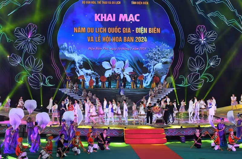 Hàng nghìn diễn viên chuyên và không chuyên tham gia chương trình nghệ thuật trong đêm khai mạc.