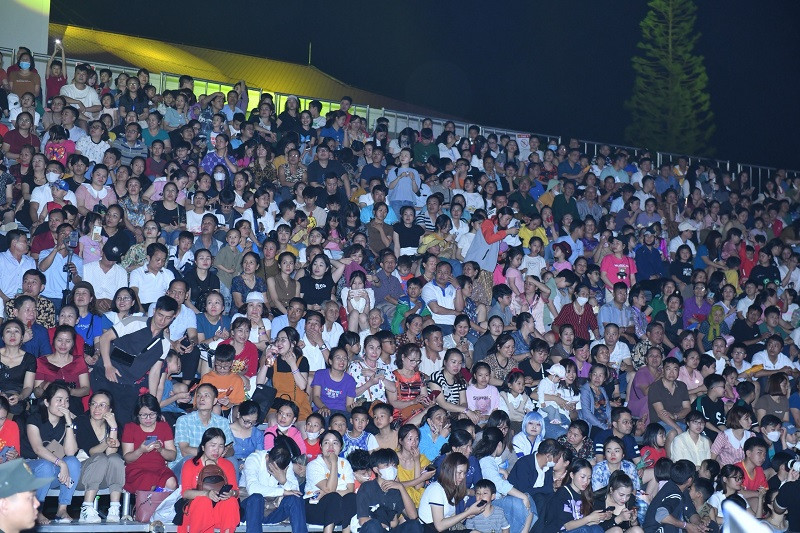 Rất đông nhân dân, du khách tham dự chương trình tại quảng trường 7/5, thành phố Điện Biên Phủ, tỉnh Điện Biên. Rất đông nhân dân, du khách tham dự chương trình tại quảng trường 7/5, thành phố Điện Biên Phủ, tỉnh Điện Biên.