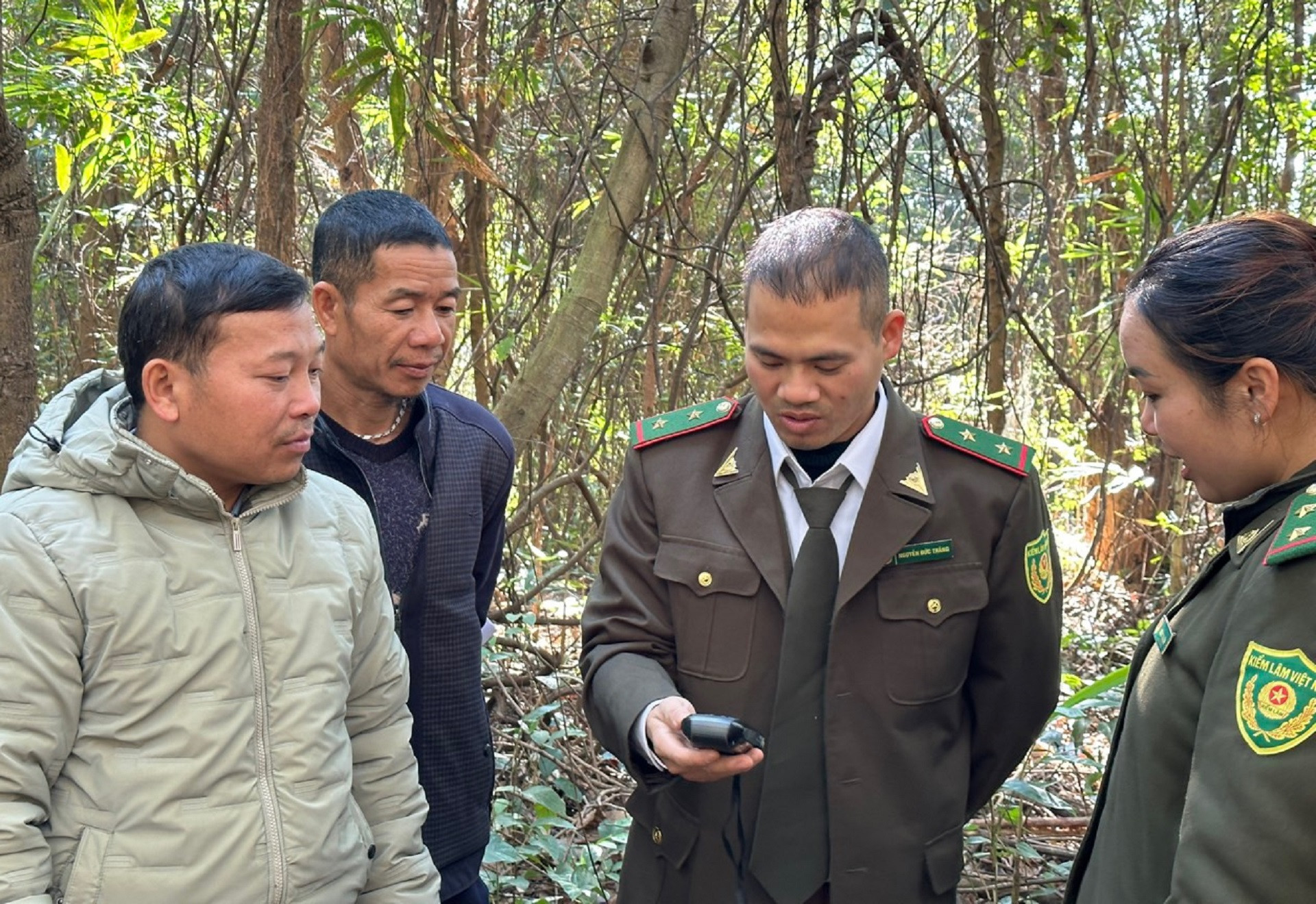 Lực lượng kiểm lâm tỉnh Điện Biên hướng dẫn nhân dân các huyện vùng cao sử dụng thiết bị hỗ trợ công tác tuần tra, bảo vệ rừng.