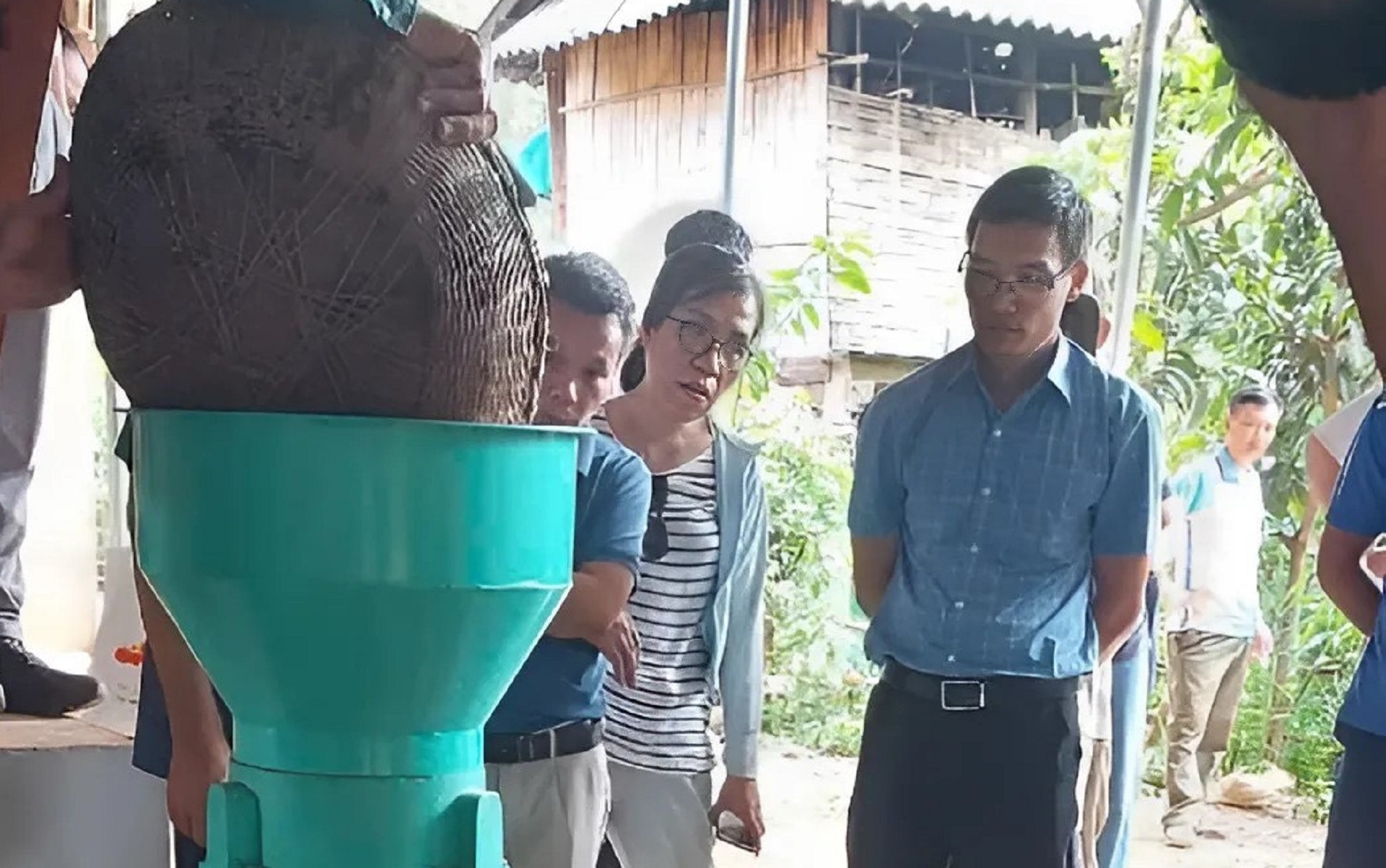 Các hộ dân tham gia dự án đang sử dụng máy ép phân phục vụ sản xuất nông nghiệp sinh thái.