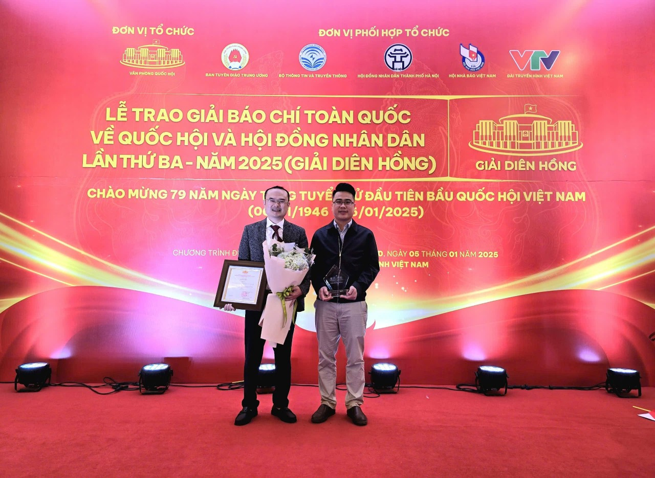 Nhà báo Lê Đức Nghĩa và nhà báo Trần Trung Hiếu đại diện nhóm tác giả Báo Nhân Dân nhận giải C ở thể loại báo in.