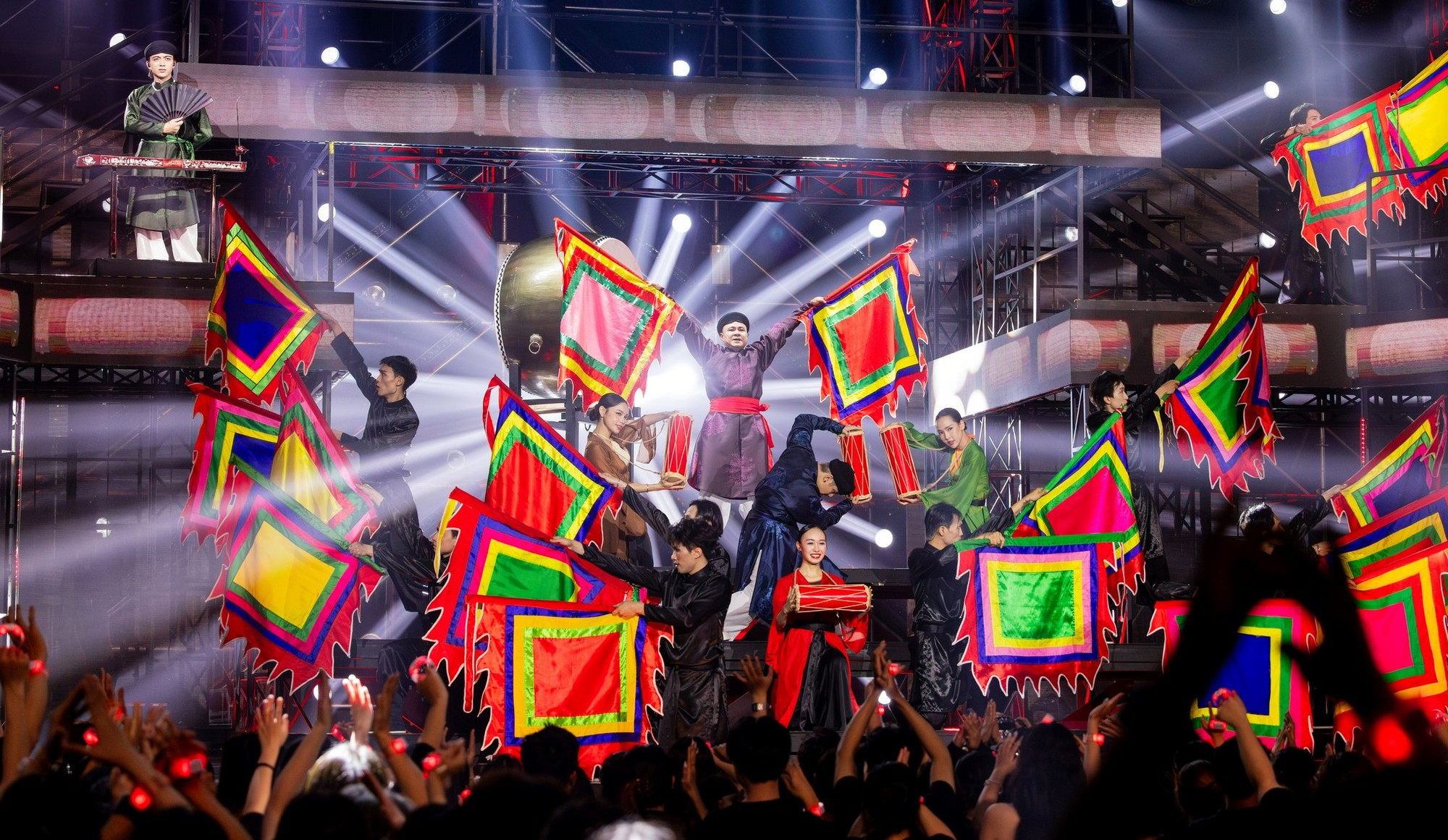 Soobin chơi đàn bầu trong "Trống cơm". (Ảnh: Yeah1)