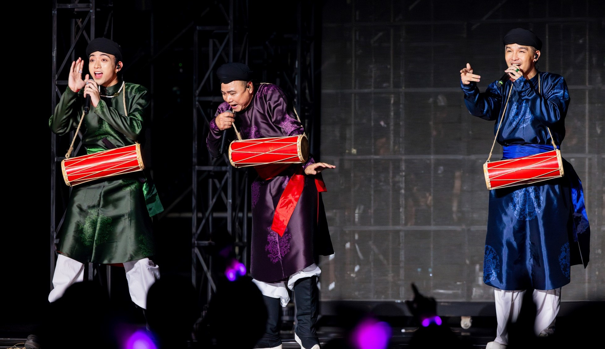 NSND Tự Long, các nghệ sĩ trẻ Cường Seven và Soobin Hoàng Sơn trong “Trống cơm”. (Ảnh: Yeah1)