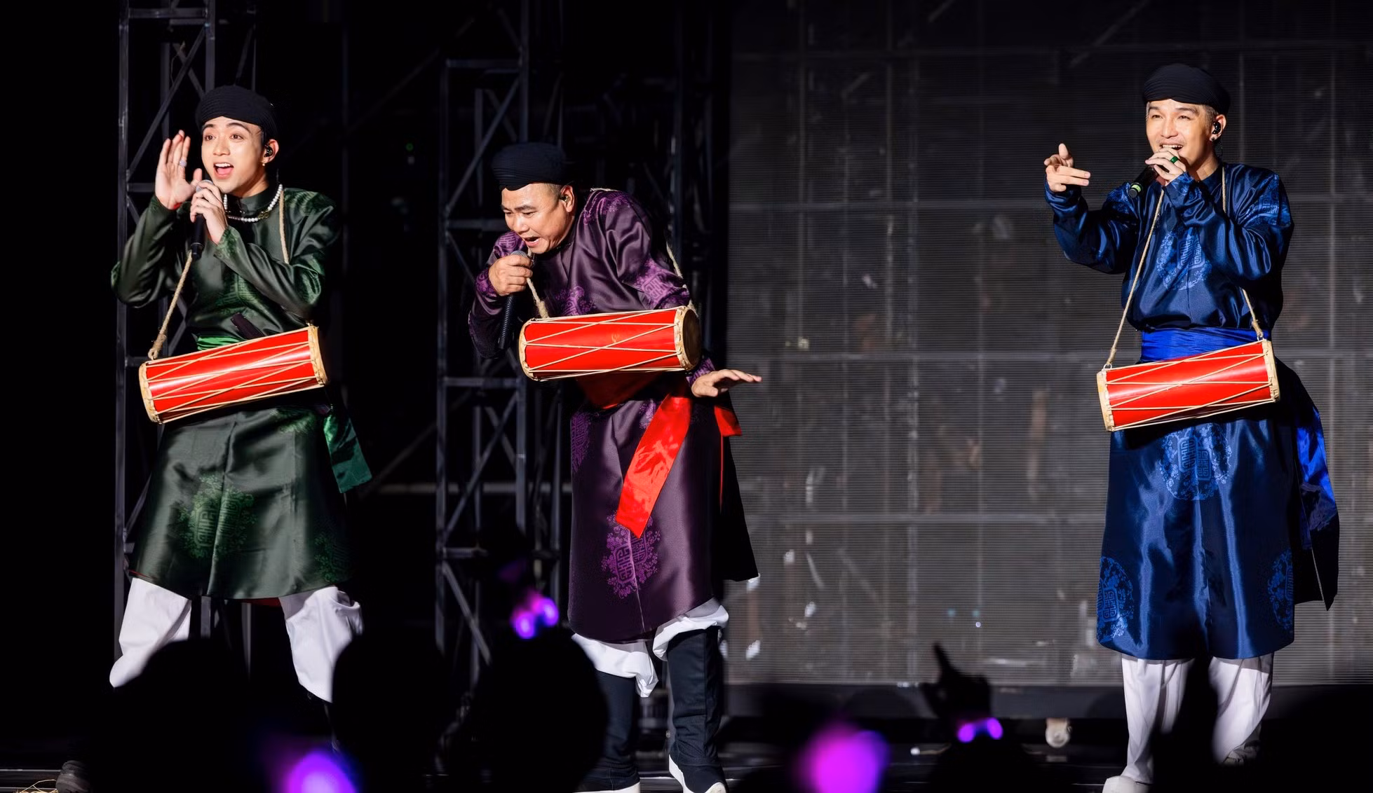 NSND Tự Long, các nghệ sĩ trẻ Cường Seven và Soobin Hoàng Sơn trong “Trống cơm”. (Ảnh: Yeah1)