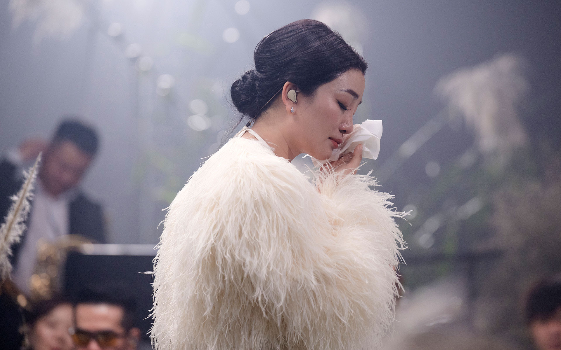 Những giọt nước mắt của nữ ca sĩ đã rơi vì xúc động.