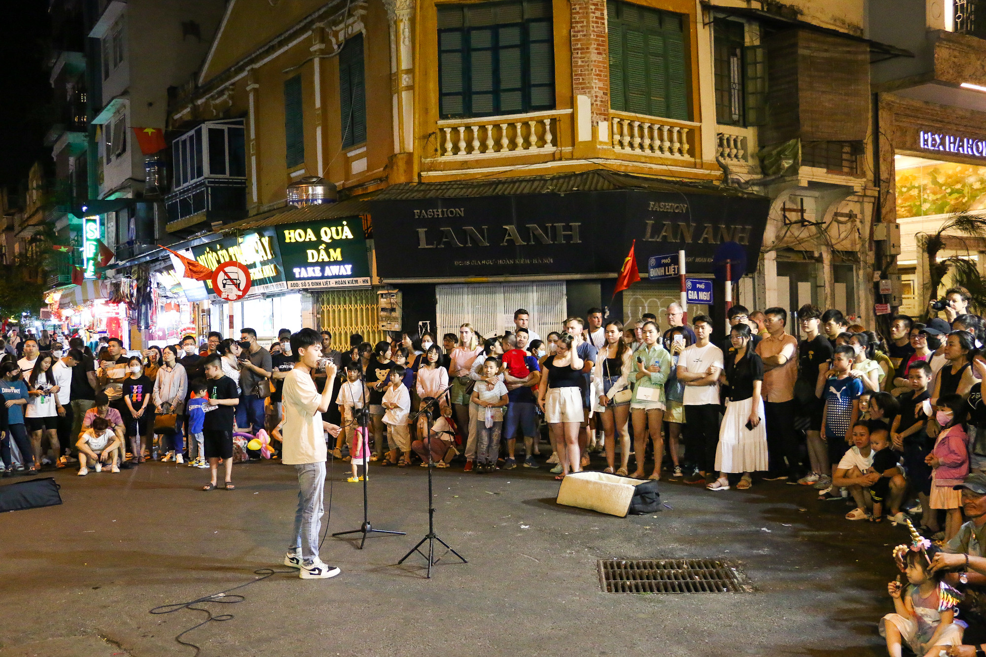 Nơi đây cũng có rất nhiều hoạt động văn nghệ phục vụ người dân và du khách tham quan. Nơi đây cũng có rất nhiều hoạt động văn nghệ phục vụ người dân và du khách tham quan.