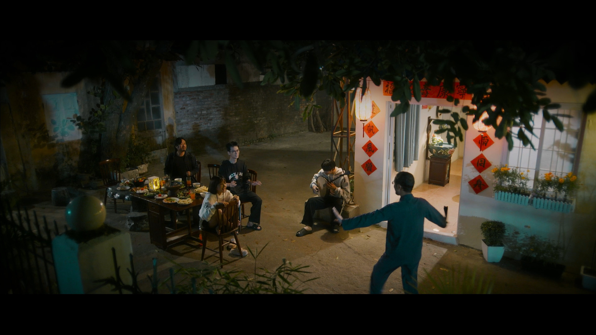 Khung cảnh gia đình Việt ấm áp trong phim.