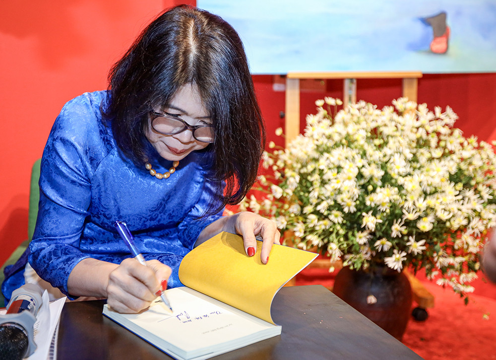 Nhà văn Như Bình ký tặng sách. Nhà văn Như Bình ký tặng sách.