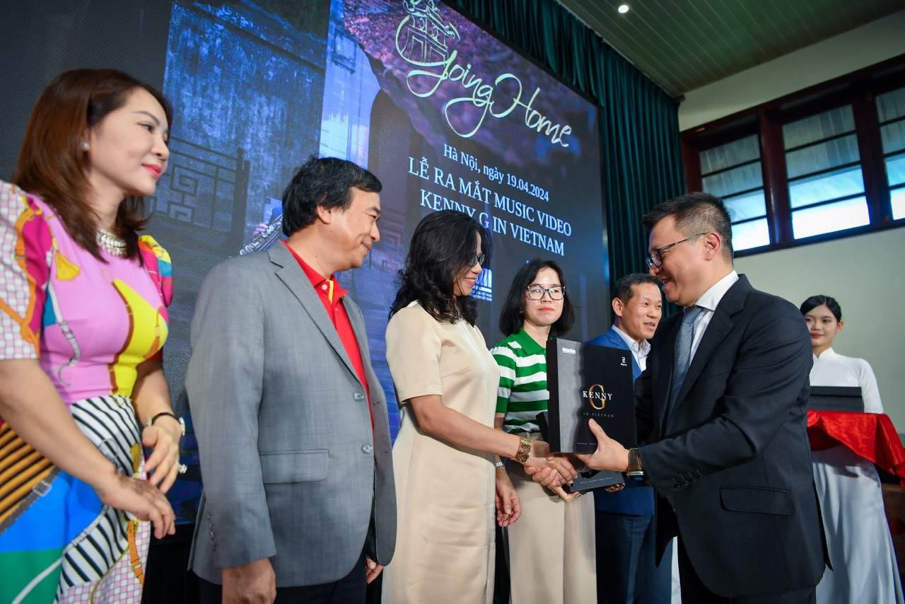 Tổng Biên tập Báo Nhân Dân Lê Quốc Minh trao tặng MV cho các đơn vị du lịch, lữ hành.