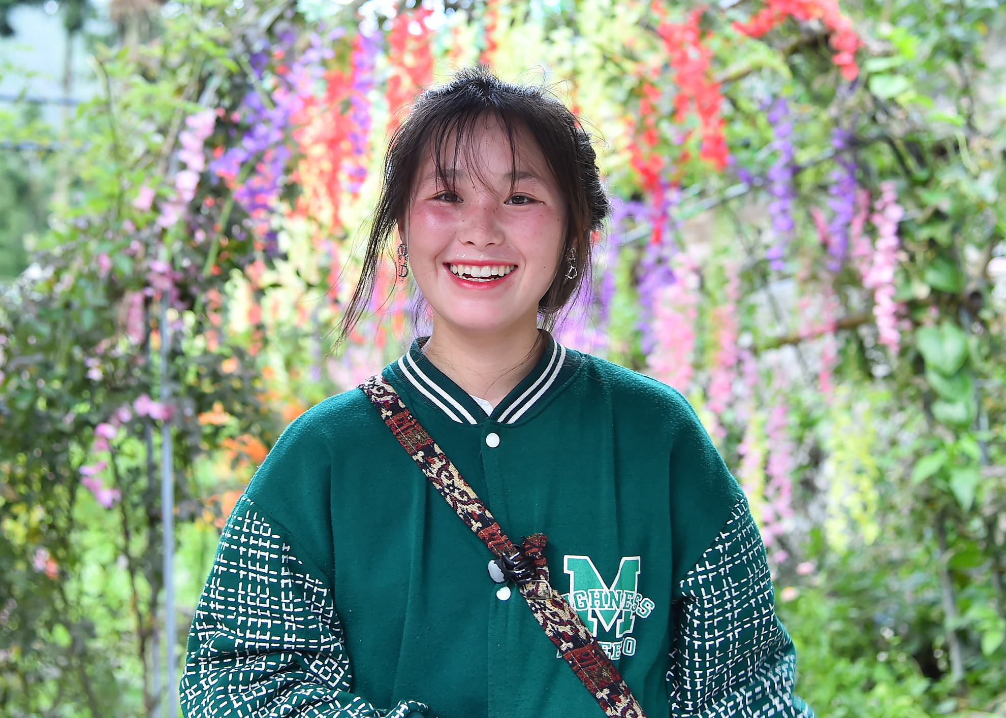 Nhà của Pao nằm ở làng văn hóa Lũng Cẩm, thuộc xã Sủng Là, huyện Đồng Văn. Ngay trước cửa nhà, mỗi vị khách du lịch khi đến đây đều ngỡ ngàng trước vẻ đẹp trong trẻo, hiền dịu của cô bé người H’mong có cách ăn nói rất nhỏ nhẹ. Đôi má ửng hồng trước bếp lửa càng khiến cô bé rực rỡ hơn bên gian hàng bán các đồ ăn vặt của mình.